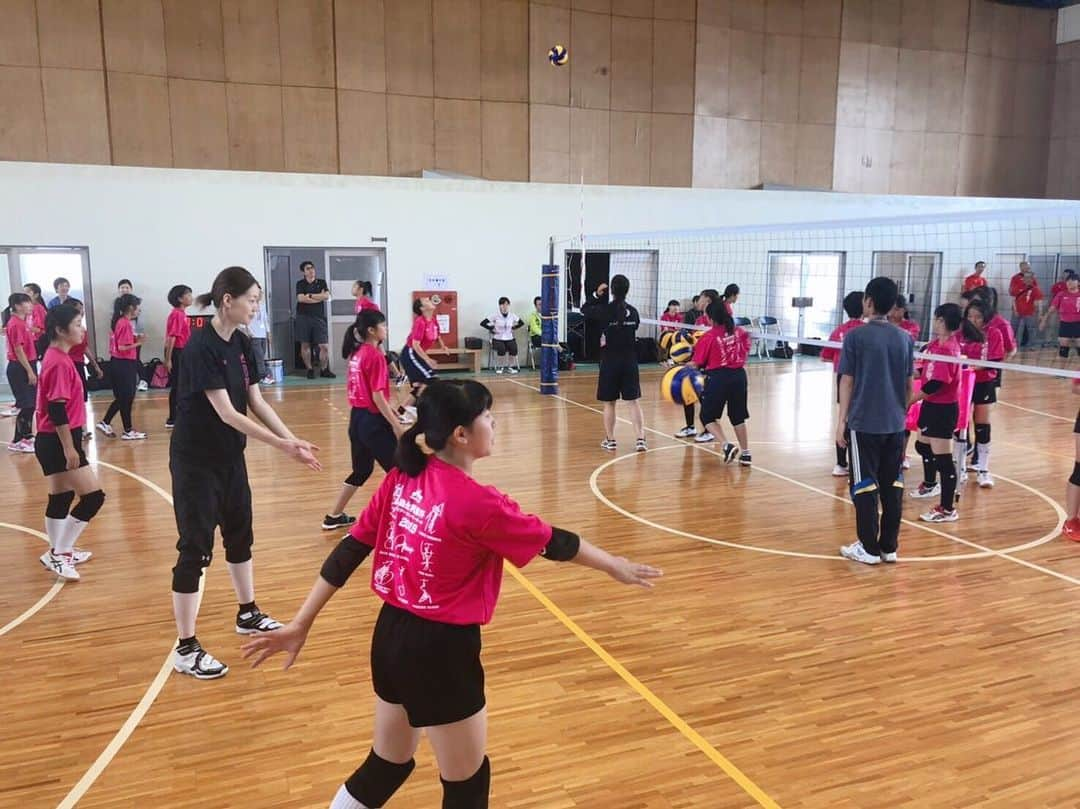 井上香織さんのインスタグラム写真 - (井上香織Instagram)「2019.9.21 ・ 今日のバレー教室は大阪🐙🏐 ・ 控え室の551でテンションあがったぁ😆 ・ のぶさんから美味しいパンの差し入れ♡🥐🥖 ありがとうございます😊 ・ 大阪のみんなおつかれさま🙌 大阪の子って何であんなに元気なのかな(⁎⁍̴̆Ɛ⁍̴̆⁎) 最高でした👏 ・ #森永乳業杯 #ツアーオブバレー #ヴィクトリーナ #姫路 #齋藤信治 さん #井上香織」9月21日 18時18分 - kaorin888