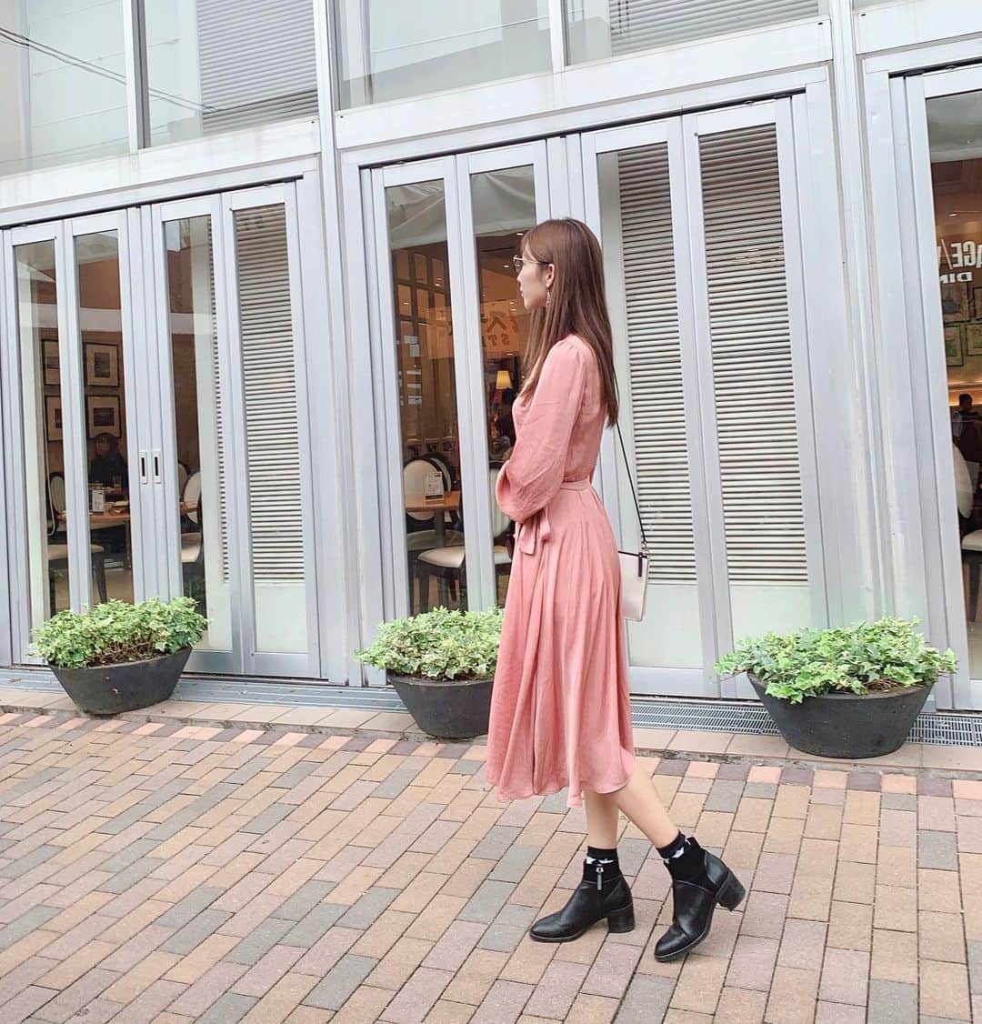 のインスタグラム：「最近肌寒いので薄手の長袖のワンピが使えます🥺💓私が着てるのは @envylook_japan のワンピースです✨ 今からお寿司🤤💓 . . . #envylook #envylook_japan」