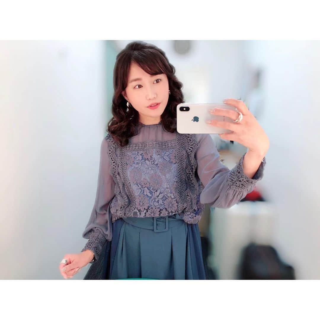 のインスタグラム：「#グリーンチャンネル #VANで勝ち馬さがしてみませんか  今日もありがとうございました🥰 ⁑ 衣装は👉 @andemiu_official 同系色のスカートを合わせてワントーンコーデに。 髪は衣装の雰囲気に合わせてクラシカルな感じに、とお願いして素敵なダウンスタイルにしてもらいました☺️ ⁑ 明日は中山競馬場でジョッキーフレンドパークの進行役を務めさせていただきます！ 是非お越しくださいね💕 ⁑ #再放送もぜひご覧ください #競馬 #競馬番組 #競馬予想  #衣装 #コーデ#コーディネート #秋コーデ #ヘアメイク  #美容 #ヘアアレンジ  #coordinate #ootd #umajo  #まりなる #津田麻莉奈」