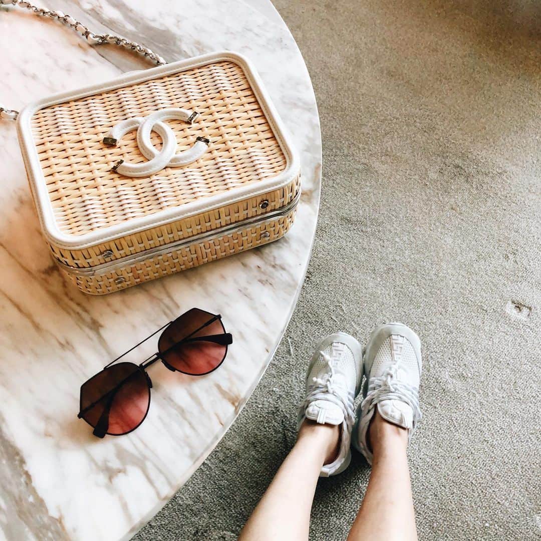 クリスティン・ウェイのインスタグラム：「Saturday relaxing style #versace #chanel #fendi  #weekend #weekensfashion」