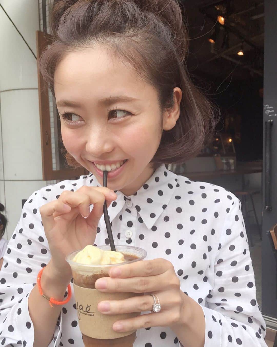のインスタグラム：「・ 今日は、親友達と子供達とランチからのお家にお邪魔してと楽しみました♡ コーヒーフロート飲んでご満悦ですわ☕️🤪 #アイスは溶ける前に食べたい派 #腕にヘアゴムつけたままやりがち #しかもよりによってド派手色のもうまもなくちぎれそうなやつ爆」