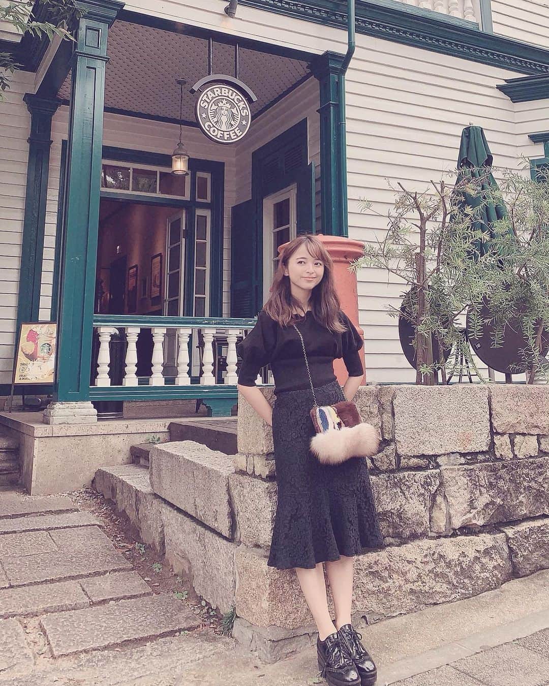 黒口那津のインスタグラム：「だいぶ涼しくて過ごしやすい〜🍂 またまた台風が来てるみたい😭 みんな気をつけてね！😌 tops & shoes / @snidel_official  skirt / @gu_global bag👜 / @lanvin_en_bleu_official #150cmコーデ #ちびっこ」