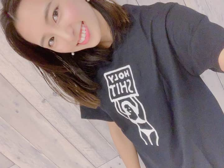 下京慶子のインスタグラム：「🚌 五木田さんTシャツが まさかの可愛さで 嬉しさ滲み出てる🥰 #HOLYSHIT #HOLYちゃん #五木田智央」