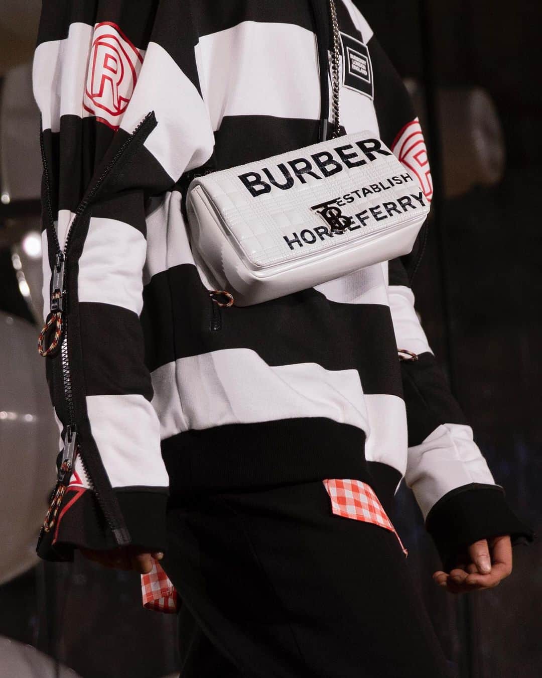 Burberryさんのインスタグラム写真 - (BurberryInstagram)「Our quilted #LolaBag walks the #Evolution runway, layered upon sports-inspired rugby stripes and exaggerated zips . #BurberrySpringSummer20 #BurberryShow #LFW #ThomasBurberryMonogram」9月21日 18時36分 - burberry