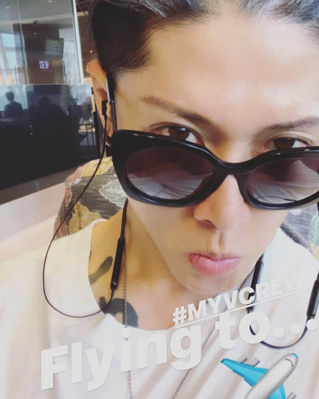 雅-MIYAVI-さんのインスタグラム写真 - (雅-MIYAVI-Instagram)「Having a fan club event in Seoul 🇰🇷 こちら、ファンクラブイベントで韓国に来ています。観光＆ディナー（エステ？）そして、謎のかくれんぼ（笑）など、皆でワイワイやっています！🚌🍽🥂💆‍♀️日本ではキスマイの皆との #FREEZE 放映されたと聞きました！沢山の反響いただいています。ありがとう！またどこかで演れるといいね！🎸🎸⚡️🤘🏻#MYVCREW #MIYAVI」9月21日 18時37分 - miyavi_ishihara