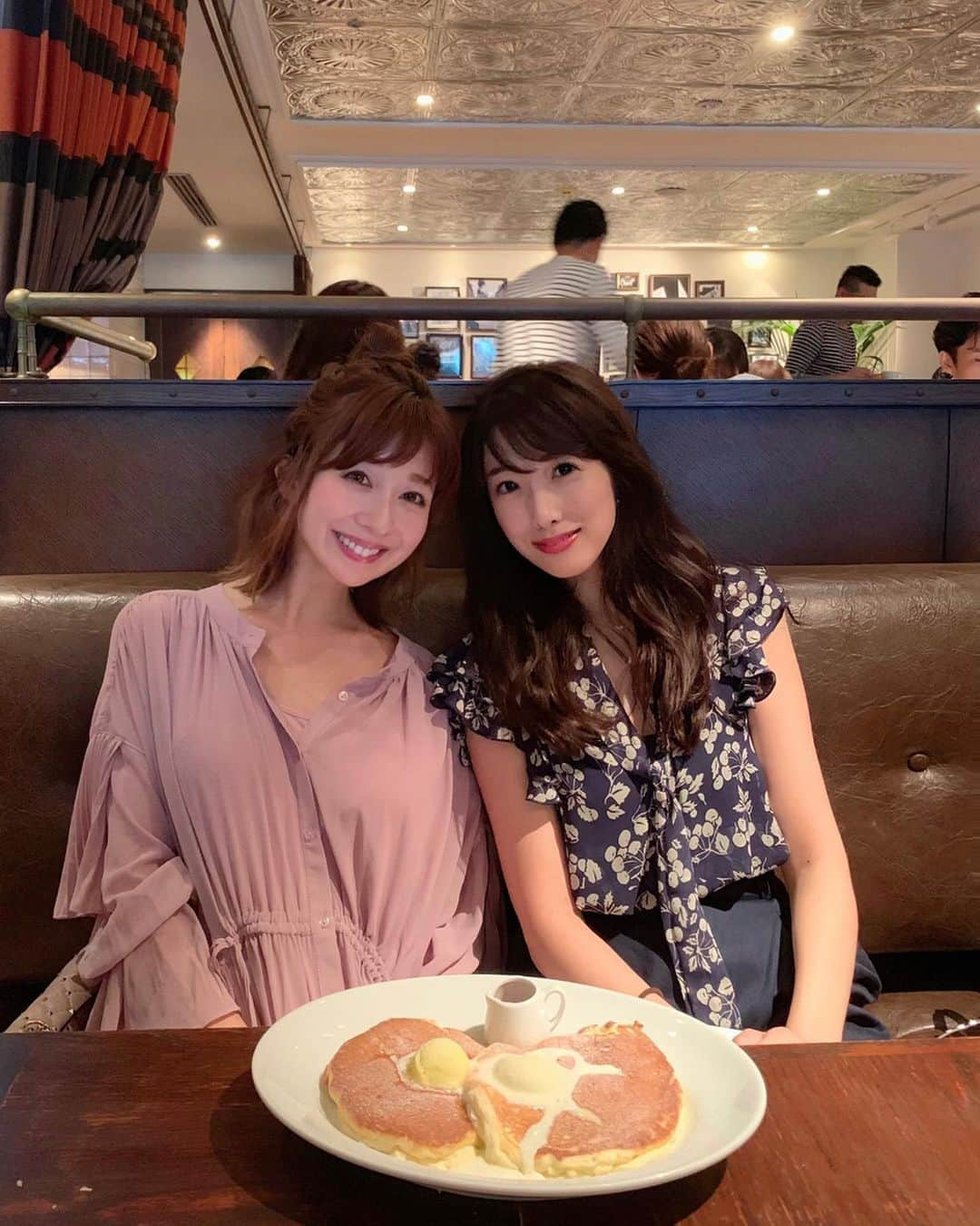 水野佐彩さんのインスタグラム写真 - (水野佐彩Instagram)「・ 大好きなファミリーとランチ🥞 そのままお家に移動してたこパ🐙🍻 こういう休日が 何より幸せです🍀 今日フリマに来てくださった方々 ありがとうございました😊💕💕 皆さんとのおしゃべり とっても楽しかった❣️ 次のイベントは 10/5土🧸🧡 メゾンマーブルのポップアップです✨ #coordinate  one-piece#maisonmarble @maison.marble  bag#valentino @maisonvalentino  shoes#drmartens @drmartens_japan  #sサイズコーデ  #153cmコーデ #おちびコーデ #おちびの輪 #秋コーデ makeup#diormakeup #007ラズベリー #lesmerveilleusesladurée #スティックルージュ07」9月21日 18時38分 - saaya_mizuno