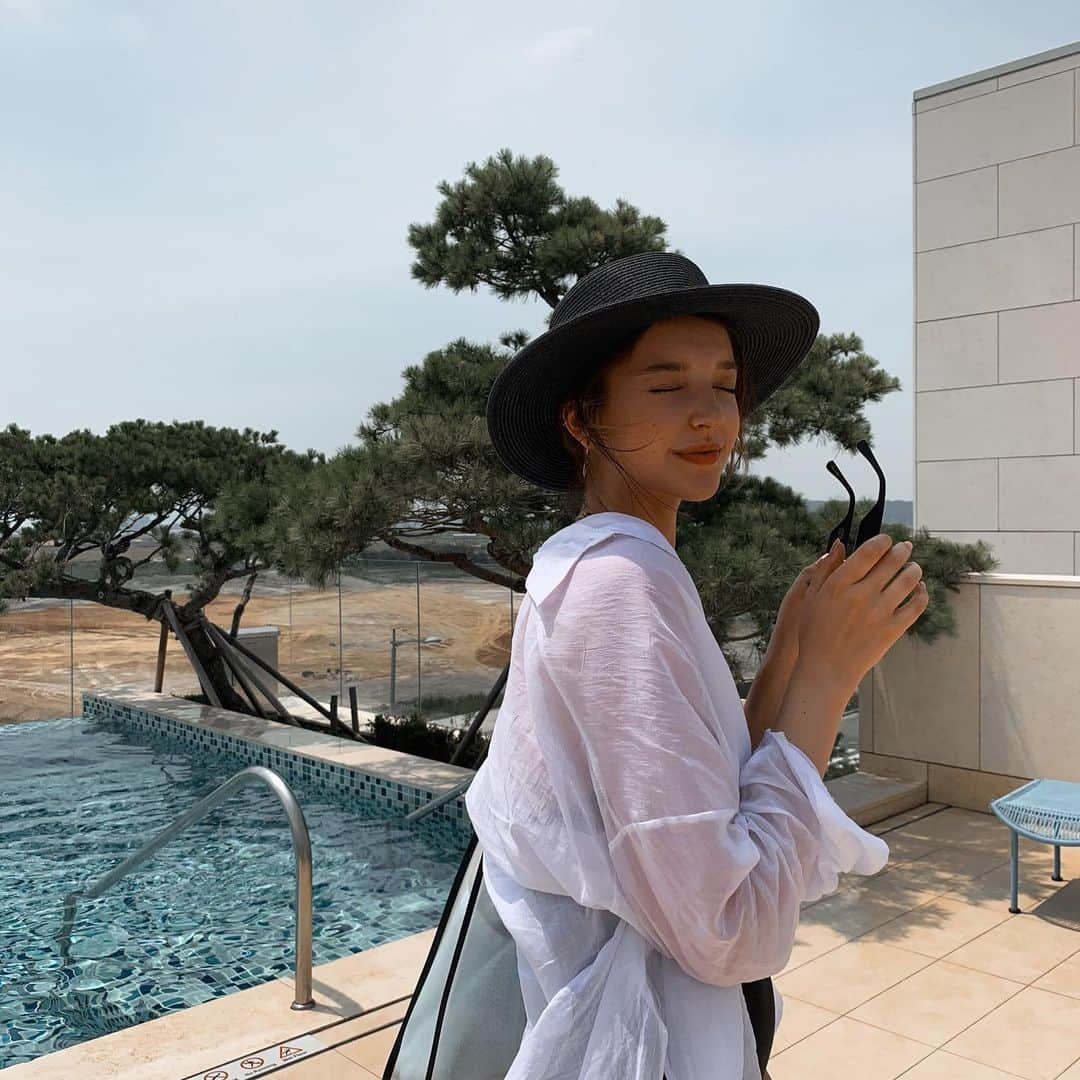 アンジェリーナ・ダニロヴァさんのインスタグラム写真 - (アンジェリーナ・ダニロヴァInstagram)「Where am I?What year is it?Am I sneezing? Swim day with @feelssoyoung」9月21日 18時40分 - angelinadanilova