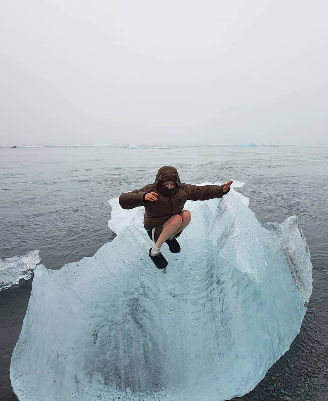 フェルナンダ・リーのインスタグラム：「🇮🇸🇮🇸🇮🇸🇮🇸🇮🇸 Iceland is such a beautiful country, I'm such a lucky duck to have been able to visit. The biggest thank you to the teams that brough me here 🥰🥰🥰 . The air here is probably the freshest I've ever breathed in my life and the water is delicious as well 🤤 I can't wait to come back❣」