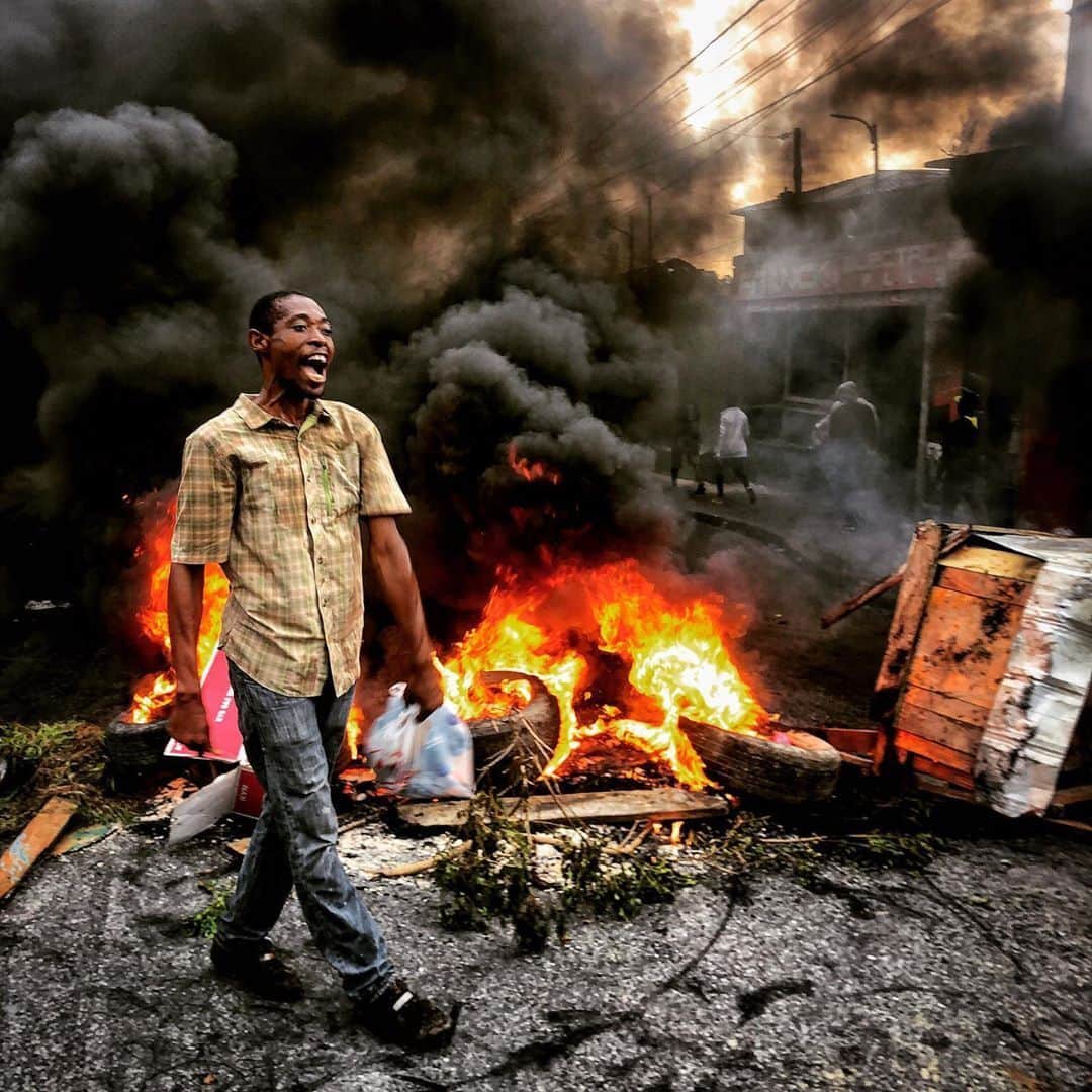 AFP通信さんのインスタグラム写真 - (AFP通信Instagram)「#AFPrepost 📷 @khannachandan - A man takes part in a protest against fuel shortages and to demand the resignation of President Jovenel Moise, in Port-au-Prince - Haiti's long-suffering population has faced an extra burden for more than a week: closed service stations and lines of motorists hoping to buy even a few drops of petrol during a fuel shortage that's getting worse. #Haiti #PortAuPrince #Protest #CivilUnrest #Petrol #Crises #Corruption @afpphoto」9月21日 18時43分 - afpphoto