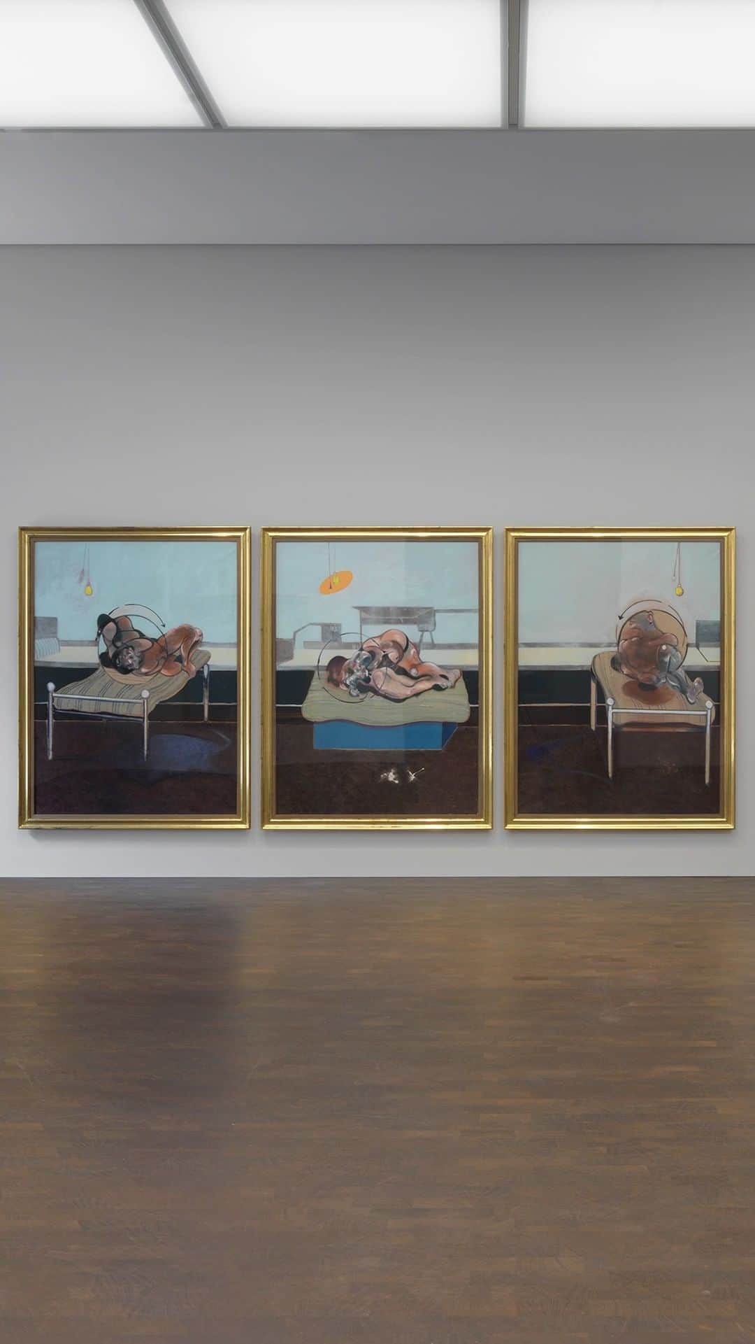 のインスタグラム：「Richard Calvocoressi provides an in-depth perspective of the exhibition “Francis Bacon: Couplings,” recently on view at Gagosian, London, examining a theme that preoccupied the artist throughout his career: the relationship between two people, both physical and psychological: http://on.gagosian.com/x7TF1vY __________ All artwork and archival material © The Estate of Francis Bacon. All rights reserved, DACS 2019; photos: John Deakin (02:43, 02:50), Perry Ogden (04:41), and Peter Stark (02:09); all other archival material: courtesy Hugh Lane Gallery, Dublin; video: @emma__charles, Miriam Perez, and PerryDuke」