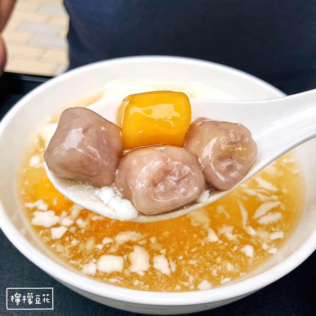 4foodie, for foodieさんのインスタグラム写真 - (4foodie, for foodieInstagram)「📍Hsinchu, Taiwan 老豆花 / 以下口味及價位 檸檬豆花 $40 美味程度：🌕🌕🌕🌕🌑 💡補充💡第一次吃到檸檬口味的豆花，湯汁也不會到太酸，蠻清爽的，搭配了老闆推薦的芋圓跟薏仁，芋圓蠻Q的，但中心可以再軟一點，整體來說還不錯👌🏻 招牌豆花套餐 $50 美味程度：🌕🌕🌕🌕🌑 💡補充💡自選三種料我們選了綠豆、紅豆跟花生，點熱的是用像鍋燒麵的鍋碗呈現，蠻可愛的(⁎˃ᴗ˂⁎)甜度不會太甜，豆類煮得軟硬適中！ 整體 環境衛生：🌕🌕🌕🌕🌑 服務態度：🌕🌕🌕🌕🌕 再訪意願：🌕🌕🌕🌕🌑 🗺新竹市建中路132號 ☎️(03)5750733 ⏰12:00-21:00週日公休 🍽2019.09.21到訪用餐 #4foodie #4foodie新竹 #新竹豆花 #新竹美食 #老豆花 #檸檬豆花 #芋圓 #4foodieinhsinchu #新竹美食 #4foodie豆花 #4foodieforfoodie ©版權所有，不得轉載copyrights reserved」9月21日 18時45分 - 4foodie
