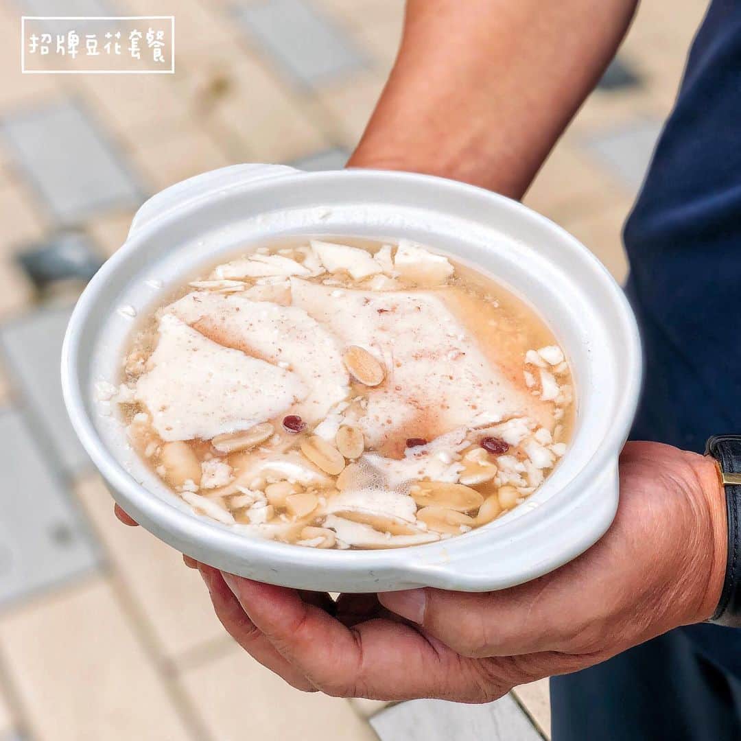4foodie, for foodieさんのインスタグラム写真 - (4foodie, for foodieInstagram)「📍Hsinchu, Taiwan 老豆花 / 以下口味及價位 檸檬豆花 $40 美味程度：🌕🌕🌕🌕🌑 💡補充💡第一次吃到檸檬口味的豆花，湯汁也不會到太酸，蠻清爽的，搭配了老闆推薦的芋圓跟薏仁，芋圓蠻Q的，但中心可以再軟一點，整體來說還不錯👌🏻 招牌豆花套餐 $50 美味程度：🌕🌕🌕🌕🌑 💡補充💡自選三種料我們選了綠豆、紅豆跟花生，點熱的是用像鍋燒麵的鍋碗呈現，蠻可愛的(⁎˃ᴗ˂⁎)甜度不會太甜，豆類煮得軟硬適中！ 整體 環境衛生：🌕🌕🌕🌕🌑 服務態度：🌕🌕🌕🌕🌕 再訪意願：🌕🌕🌕🌕🌑 🗺新竹市建中路132號 ☎️(03)5750733 ⏰12:00-21:00週日公休 🍽2019.09.21到訪用餐 #4foodie #4foodie新竹 #新竹豆花 #新竹美食 #老豆花 #檸檬豆花 #芋圓 #4foodieinhsinchu #新竹美食 #4foodie豆花 #4foodieforfoodie ©版權所有，不得轉載copyrights reserved」9月21日 18時45分 - 4foodie