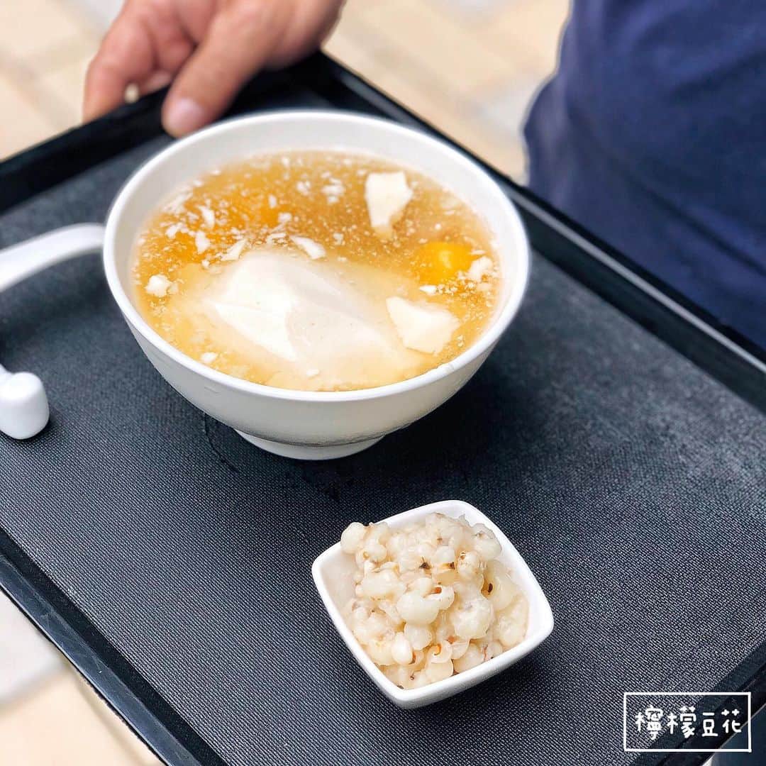 4foodie, for foodieさんのインスタグラム写真 - (4foodie, for foodieInstagram)「📍Hsinchu, Taiwan 老豆花 / 以下口味及價位 檸檬豆花 $40 美味程度：🌕🌕🌕🌕🌑 💡補充💡第一次吃到檸檬口味的豆花，湯汁也不會到太酸，蠻清爽的，搭配了老闆推薦的芋圓跟薏仁，芋圓蠻Q的，但中心可以再軟一點，整體來說還不錯👌🏻 招牌豆花套餐 $50 美味程度：🌕🌕🌕🌕🌑 💡補充💡自選三種料我們選了綠豆、紅豆跟花生，點熱的是用像鍋燒麵的鍋碗呈現，蠻可愛的(⁎˃ᴗ˂⁎)甜度不會太甜，豆類煮得軟硬適中！ 整體 環境衛生：🌕🌕🌕🌕🌑 服務態度：🌕🌕🌕🌕🌕 再訪意願：🌕🌕🌕🌕🌑 🗺新竹市建中路132號 ☎️(03)5750733 ⏰12:00-21:00週日公休 🍽2019.09.21到訪用餐 #4foodie #4foodie新竹 #新竹豆花 #新竹美食 #老豆花 #檸檬豆花 #芋圓 #4foodieinhsinchu #新竹美食 #4foodie豆花 #4foodieforfoodie ©版權所有，不得轉載copyrights reserved」9月21日 18時45分 - 4foodie
