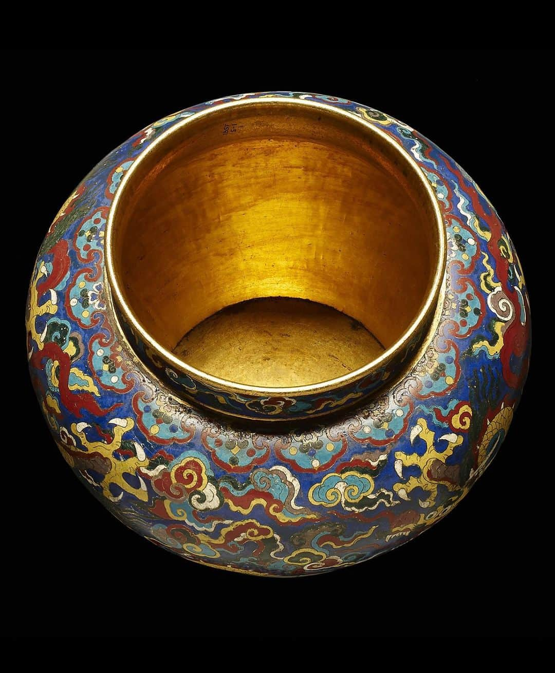 大英博物館さんのインスタグラム写真 - (大英博物館Instagram)「🐉 This colourful cloisonné jar was made in 15th-century China. The enamel decoration shows a vigorous-looking dragon chasing a pearl through clouds.  Brightly coloured enamelled objects like this were once thought to be vulgar and garish, but by the early 1400s they were considered suitable for the emperor’s palace – the reign mark suggests this jar was used in the Imperial Household.  In Room 33 you can learn more about the fascinating history of China from 5000 BC to the present.  #BritishMuseum #China #ChineseHistory #cloisonné #art #design #London #Museum #Ming」9月21日 18時47分 - britishmuseum