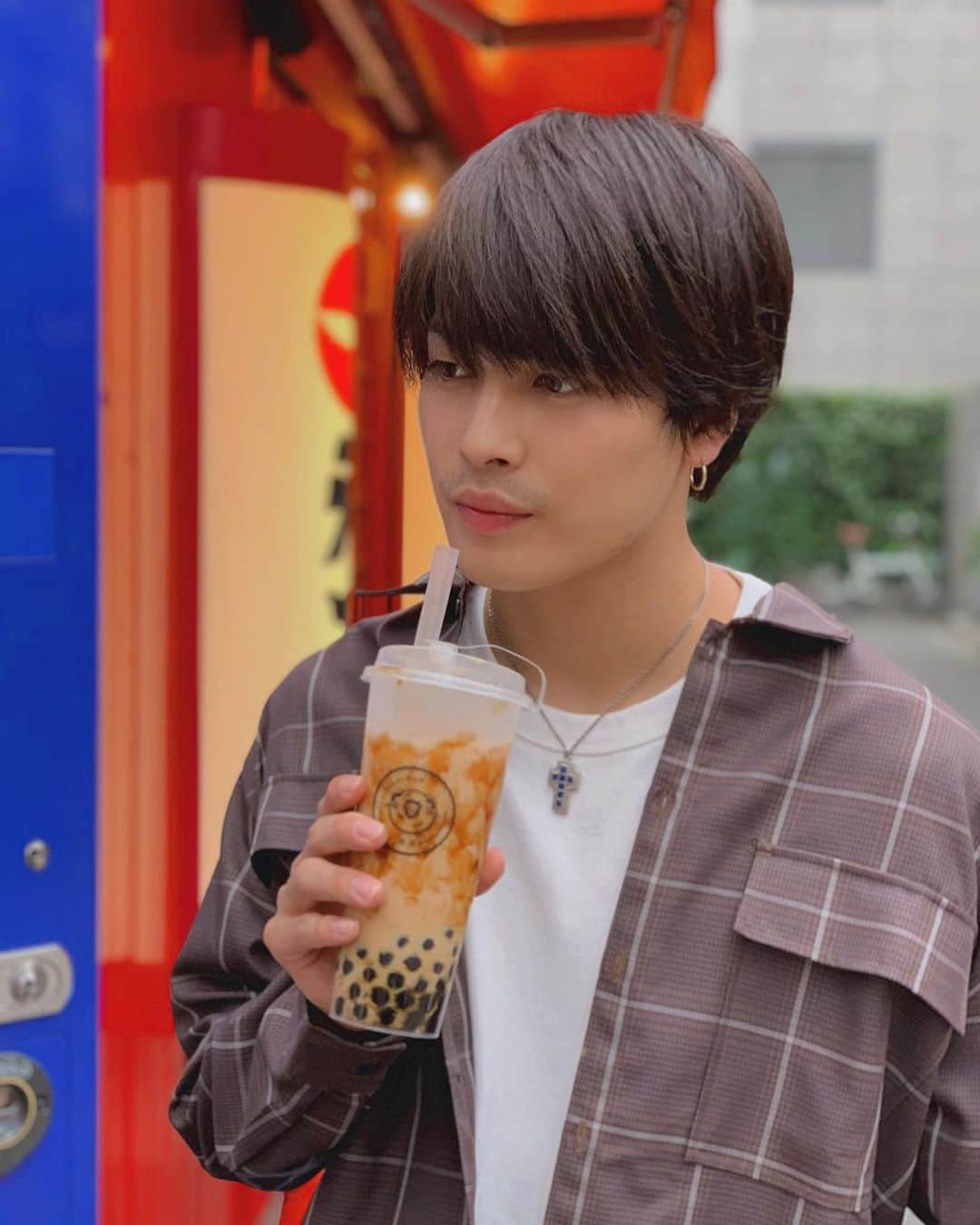 のインスタグラム：「本日、誕生日を迎え25歳になりました🧸✨✌️ 応援していただいてる方々に感謝です！いつもありがとうございます🙏  これからも新たな一面を魅せれるよう 真っ直ぐに頑張ります。  好きなモノを着て、好きなモノを食べて、好きなモノを観る一日でした💜笑笑  #誕生日#HBD#happybirthday#0921 #タピオカ#タピ活#タピオカ男子 #ボディガード#bodyguard」