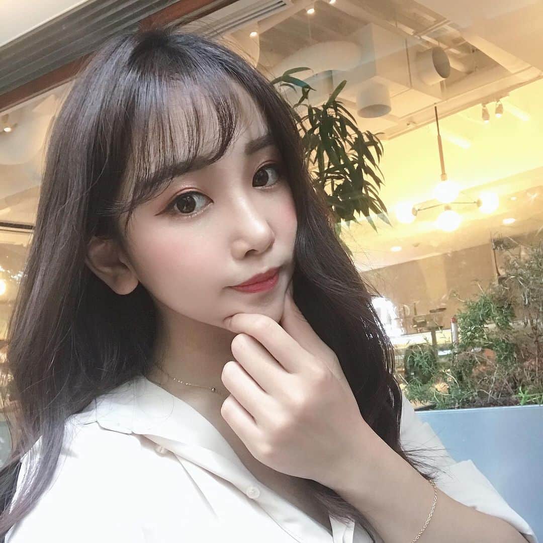 のインスタグラム：「昨日は代官山と中目黒の間にあるBouquetで炭酸フェイシャル小顔コースを受けてきたよ😽ロンドンにいる間、肌ケアとか全然できてなかったから久しぶりの美容DAY♥️🧖🏻‍♀️ ・ めちゃくちゃ乾燥肌なんだけど、モチモチになって(でも乾燥しすぎてて1回では足りなかったぽい笑)顔もスッキリして二重の幅も広がってVラインもシュッとした♥️😆わーい ・ 自分の好きなカラーに変えれるあったかウォーターベッドの上で施術してくれて本当に心地よかった…通う…。 ・ ちなみに『みちかのインスタみた！』って言うとヘッドスパ10分特別に「サービスしてくれるみたいです💆🏻‍♀️ゆりこさん( @yuriko_esthe )ありがとうございました😊 ・  #代官山 #中目黒 #フェイシャル小顔 #毛穴リンパ #マッサージ炭酸 #pr #小顔マッサージ #リンパマッサージ #マッサージ #美容 #肌 #セルカ #美肌 #スキンケア #肌管理 #ulzzang #韓国メイク #韓国ファッション #美容垢 #美容大好き #いいね返し #韓国好きな人と繋がりたい #michika_beautydiary」