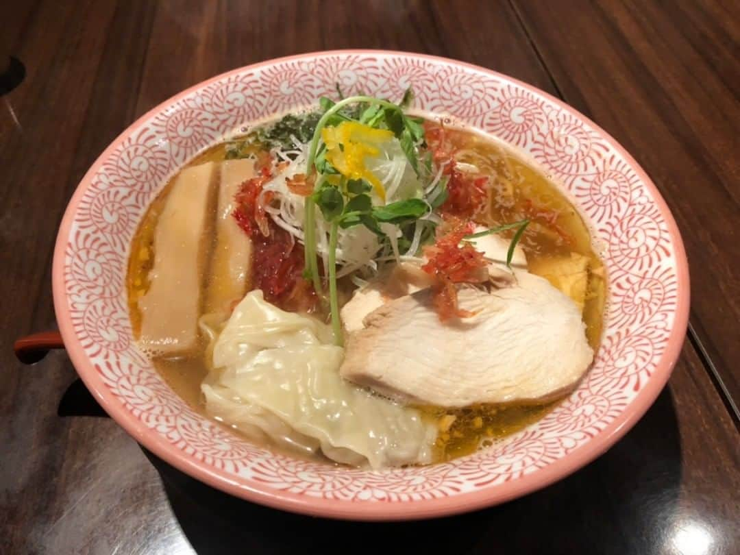 関西LIFE－homelife－さんのインスタグラム写真 - (関西LIFE－homelife－Instagram)「【兵庫県・姫路市】 関西のラーメンマニア必見のお店【甚八】 運ばれてくるところから海老の香りがする旨味たっぷりの海老そばが絶品🦐自家製麺で麺はモチモチ、ラーメン屋さんとは思えない本格チャーシューで大満足のラーメンです！こってりとろみのある鶏とろみそばやつけ麺などメニューが豊富で全メニュー制覇したくなりますね😋姫路城が近いので観光のついでに立ち寄るのがオススメです！ . @homelife_local では #homelife_兵庫 では兵庫のいいところを紹介していきます。みなさんの大好きな兵庫を教えてください。 . . #甚八 #海老そば #海老 #鶏とろみそば #自家製麺 #モチモチ #本格チャーシュー #ラーメン部 #ラーメン巡り #麺スタグラム #姫路ラーメン #グルメ #ラーメン倶楽部 #姫路ランチ #姫路グルメ #兵庫ランチ #兵庫グルメ #姫路市 #兵庫旅行 #兵庫観光 #兵庫旅 #そうだ兵庫行こう #観光 #旅行 #兵庫 #japan #japantrip #japantrip2019 #hyogo」9月21日 18時49分 - archihome_local