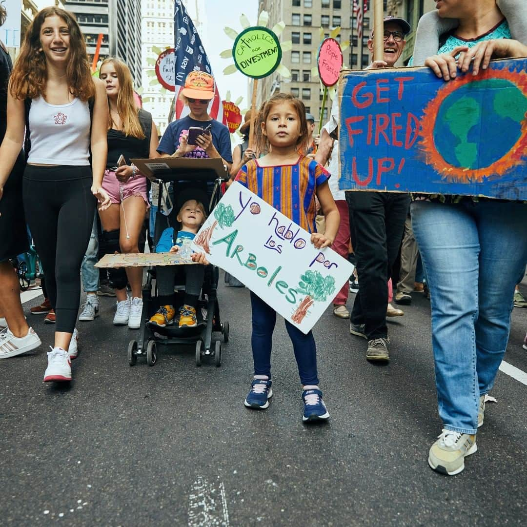 Vogueさんのインスタグラム写真 - (VogueInstagram)「Before the @UN Climate Summit in NYC, the youth led a #GlobalClimateStrike to demand action to address the global climate crisis. Photographed in NYC yesterday, the hopeful images of the protests on the street concluded with speakers and performers, including Fridays For Future movement starter @GretaThunberg and NY-based youth leaders. Photographed by @shanajade」9月22日 4時30分 - voguemagazine