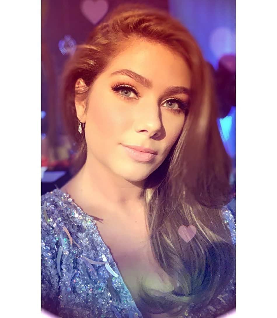 ニッキー・サンダーソンのインスタグラム：「Creme Ball Ready 💙  #cremeball #charity #outout #nightout #dressup #hairdone #curlyblow #sparkles #drinks #friends #laughter #happy」