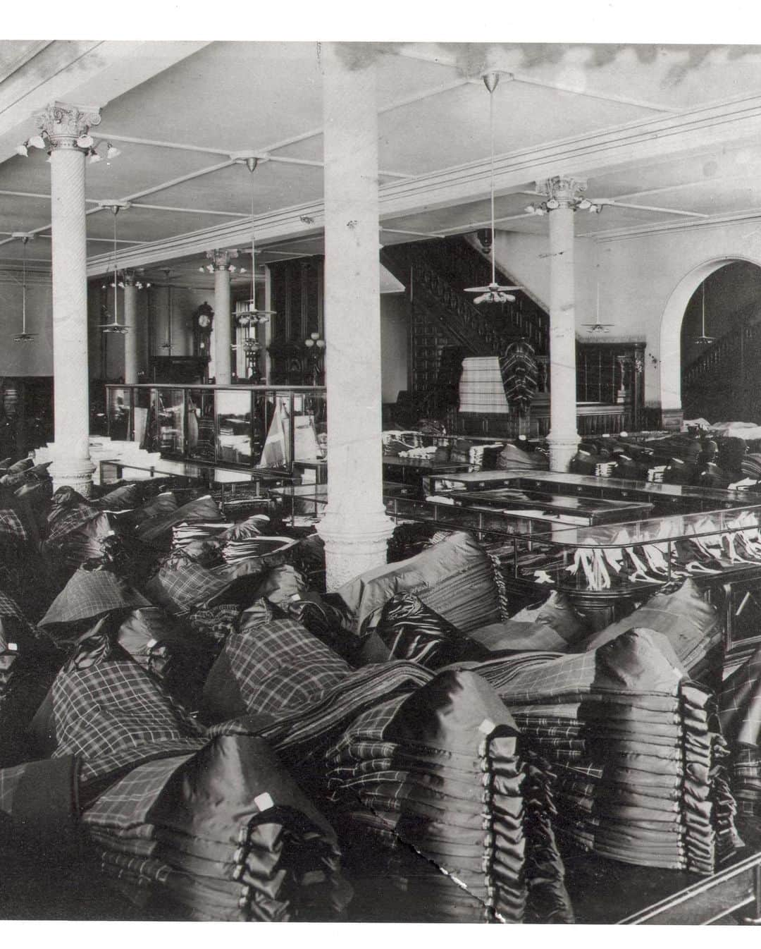 ブルックスブラザーズさんのインスタグラム写真 - (ブルックスブラザーズInstagram)「Pictured here: one of the first photographs of a Brooks Brothers retail store — our old Broadway and 22nd st store —, c. 1906. We’re proud to have called NYC our home for over 201 years. Head to the link in our bio for a chronological view of our first six stores in the city. Happy #newyorkday #nycday #BrooksBrothers #NYC」9月22日 4時36分 - brooksbrothers