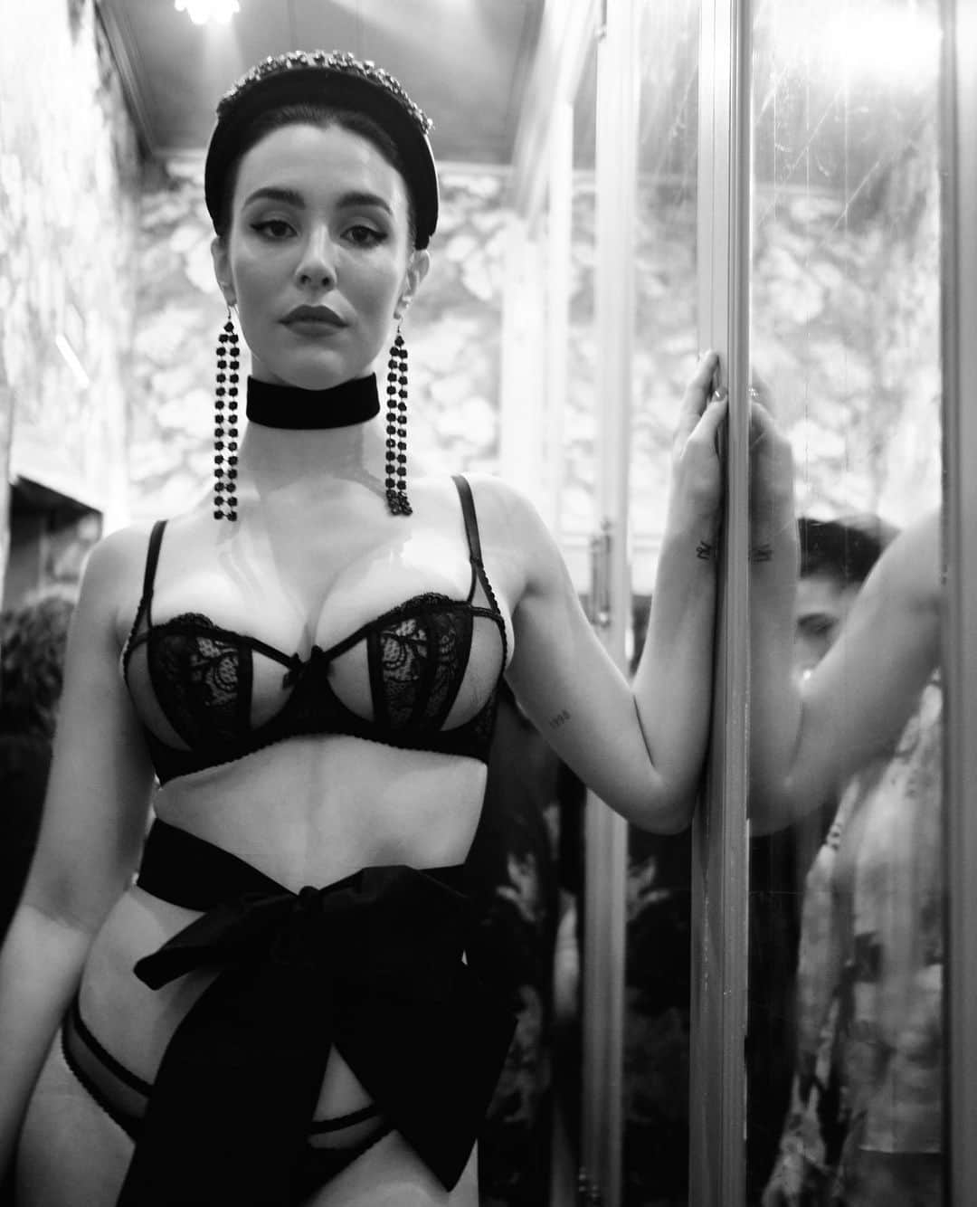 Agent Provocateurさんのインスタグラム写真 - (Agent ProvocateurInstagram)「What a drama: we recommend pairing your new #lingerie with oversized jewels and statement accessories to bring theatre to the boudoir. Pictured is the #Rozlyn #bra and brief, an ode to 1950s couture, available now online and in stores. #AgentProvocateur」9月22日 4時37分 - agentprovocateur