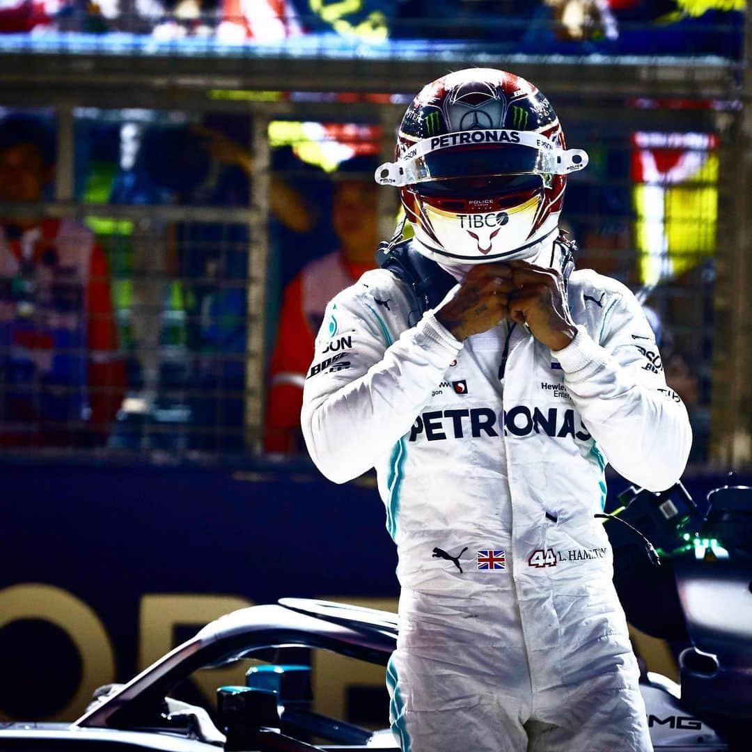 MERCEDES AMG PETRONASさんのインスタグラム写真 - (MERCEDES AMG PETRONASInstagram)「Points on Sunday 😉 Switching off from #SingaporeGP on Saturday 👌 • #MercedesAMGF1 #MercedesAMG #F1 #PETRONASmotorsports #LH44 #F1NightRace @lewishamilton」9月22日 5時02分 - mercedesamgf1