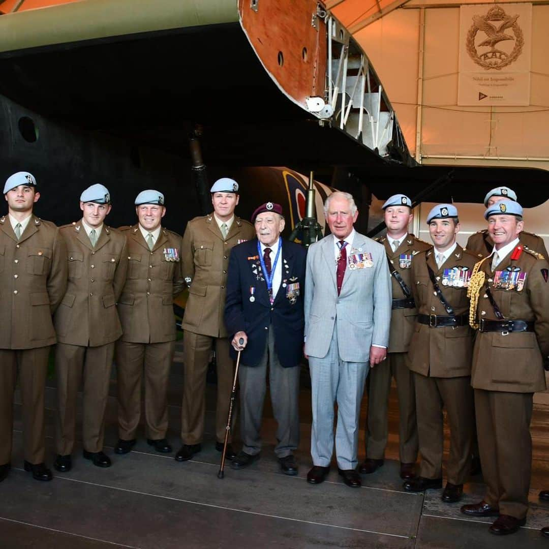 ロイヤル・ファミリーさんのインスタグラム写真 - (ロイヤル・ファミリーInstagram)「The Prince of Wales today visited the Netherlands to commemorate the 75th anniversary of the Battle of Arnhem.  The airborne operation is today considered the largest in history with over 35,000 British, American and Polish paratroopers landing behind enemy lines by parachute and glider.  The Prince attended a commemorative service and met veterans at Ginkel Heath with HRH Princess Beatrix of the Netherlands, before visiting St. Eusebius Church, which was heavily damaged during the battle.  During the service, paratroopers, including members currently serving in The Parachute Regiment, of which HRH is Colonel-in-Chief, dropped onto the heath.  His Royal Highness also attended a service for the 1st Polish Independent Parachute Brigade and met members of the Army Air Corps at the Airborne Memorial at Oosterbeek.」9月22日 5時08分 - theroyalfamily