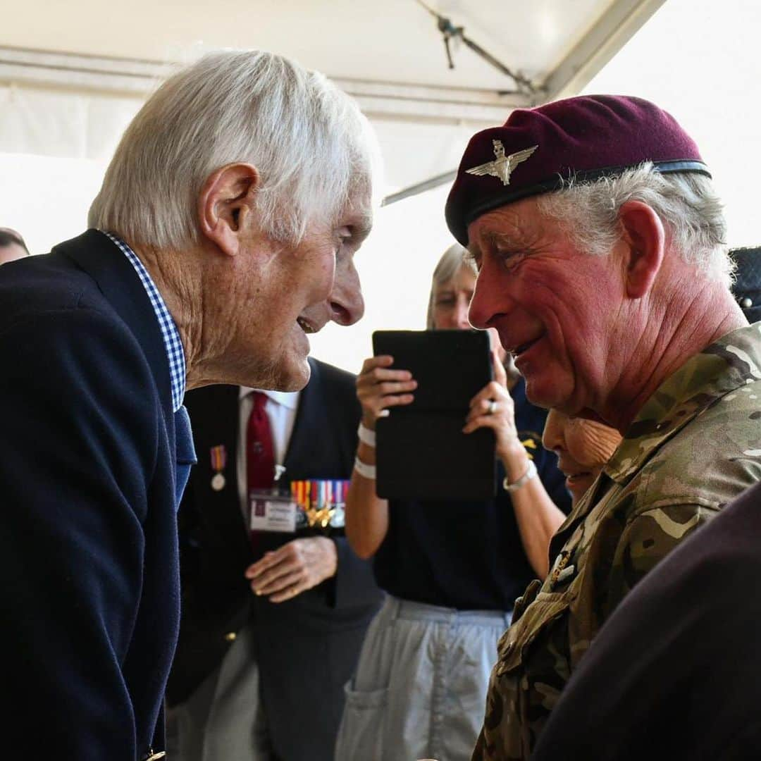 ロイヤル・ファミリーさんのインスタグラム写真 - (ロイヤル・ファミリーInstagram)「The Prince of Wales today visited the Netherlands to commemorate the 75th anniversary of the Battle of Arnhem.  The airborne operation is today considered the largest in history with over 35,000 British, American and Polish paratroopers landing behind enemy lines by parachute and glider.  The Prince attended a commemorative service and met veterans at Ginkel Heath with HRH Princess Beatrix of the Netherlands, before visiting St. Eusebius Church, which was heavily damaged during the battle.  During the service, paratroopers, including members currently serving in The Parachute Regiment, of which HRH is Colonel-in-Chief, dropped onto the heath.  His Royal Highness also attended a service for the 1st Polish Independent Parachute Brigade and met members of the Army Air Corps at the Airborne Memorial at Oosterbeek.」9月22日 5時08分 - theroyalfamily