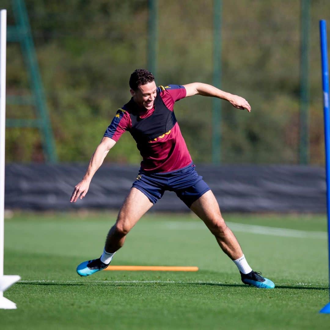 ジェームス・チェスターのインスタグラム：「Great week on the training field. Feeling fit. Good luck to the lads tomorrow 🦁 #avfc #UTV.」