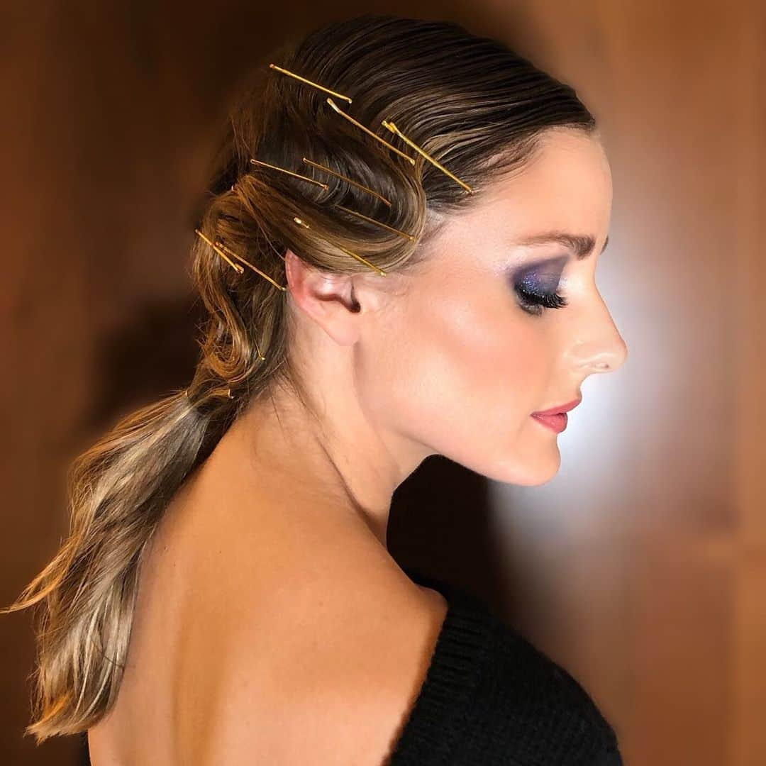 オリヴィア・パレルモさんのインスタグラム写真 - (オリヴィア・パレルモInstagram)「A closer look at last night’s hair magic ✨ Make this look your own with the hair barrettes available on OliviaPalermo.com. #MFW」9月22日 5時26分 - oliviapalermo