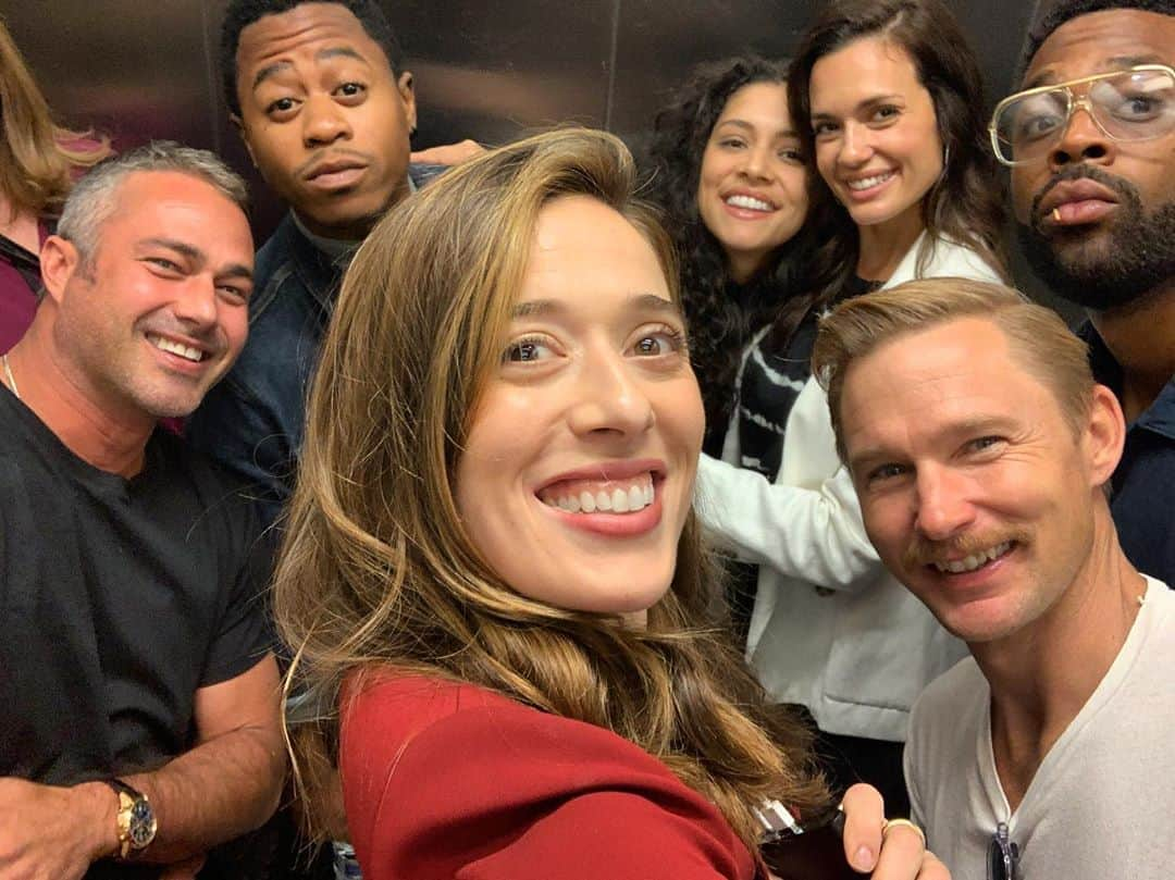 マリーナ・スコーシアーティさんのインスタグラム写真 - (マリーナ・スコーシアーティInstagram)「Have you heard this one? Seven actors walk into an elevator.... #chihards #onechicago #Broman #Bromance? #squad #chicagomed #chicagopd #chicagofire」9月22日 5時34分 - marinasqu