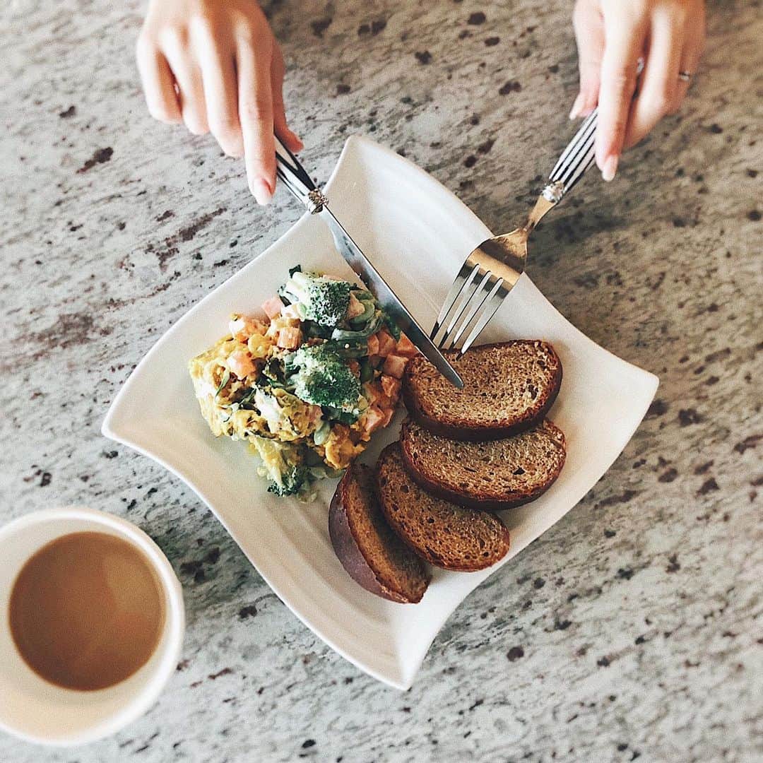 稲川千里さんのインスタグラム写真 - (稲川千里Instagram)「. . 最近のお気に入り朝食🥗 BASEFOODのパンにたっぷりサラダ 大好きなカフェラテ . 娘が6時には起きてしまって午前中が長いので、朝ごはんは絶対食べます！ からだのことを考えて、バランスのよいご飯を食べたいけど、なかなか調理する時間はとれない… そんな人にオススメな @basefood_tokyo ✨✨ . ✔︎かんたんで ✔︎おいしくて ✔︎からだにいい をテーマにした新しい主食🥯 . からだにいいものって、ちょっと味気なかったり美味しさが半減したりするものも多いけれど、とにかく美味しい🧡そこが好き🐈 ついつい自分のことは後回しで、適当にパパっと済ますことが多かったけれど、それが続くと変に痩せたり顔がやつれたり肌に潤いがなくなったり… ここ最近は、やっぱり健康にも美容にも食事の質は大切だなと痛感しています😞✨✨ . #basefood #BASEFOODLIFE #BASEFOODBREAD #あたらしい主食 #栄養バランス #朝ごはん #朝ごパン #ママの味方 #食育 #健康ごはん #美味しいものが好き」9月22日 5時36分 - chiicamera
