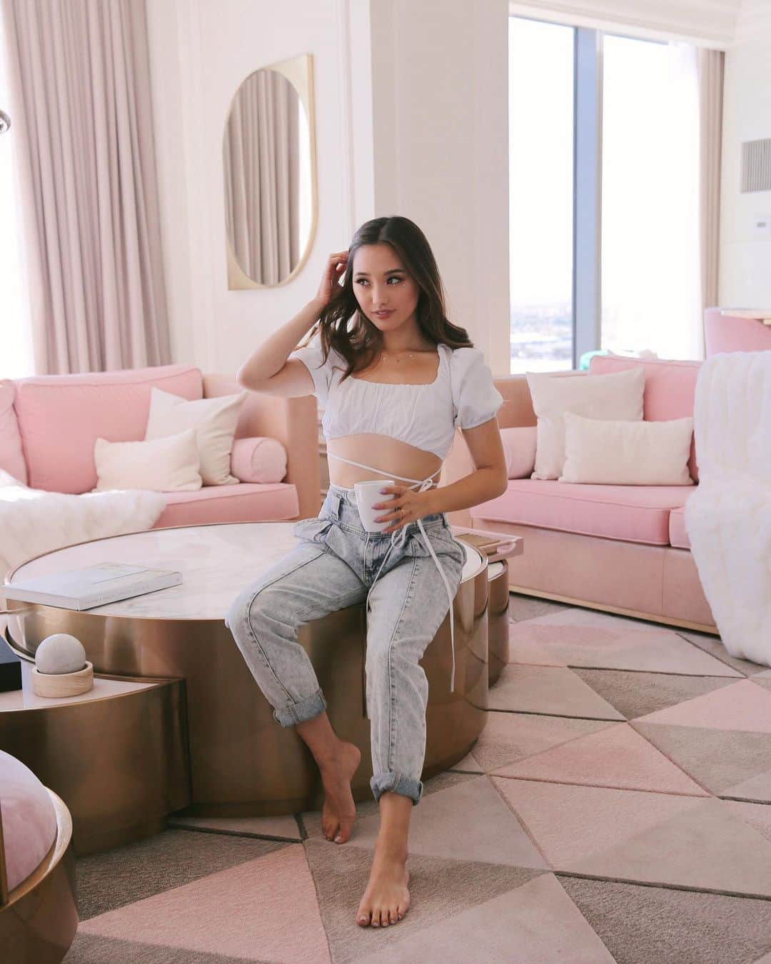 Jenn Imさんのインスタグラム写真 - (Jenn ImInstagram)「eagerly waiting for my crew to pull up for the weekend. no better setting than the @revolve x @palms suite! 💕 #revolvexpalms」9月22日 5時38分 - imjennim