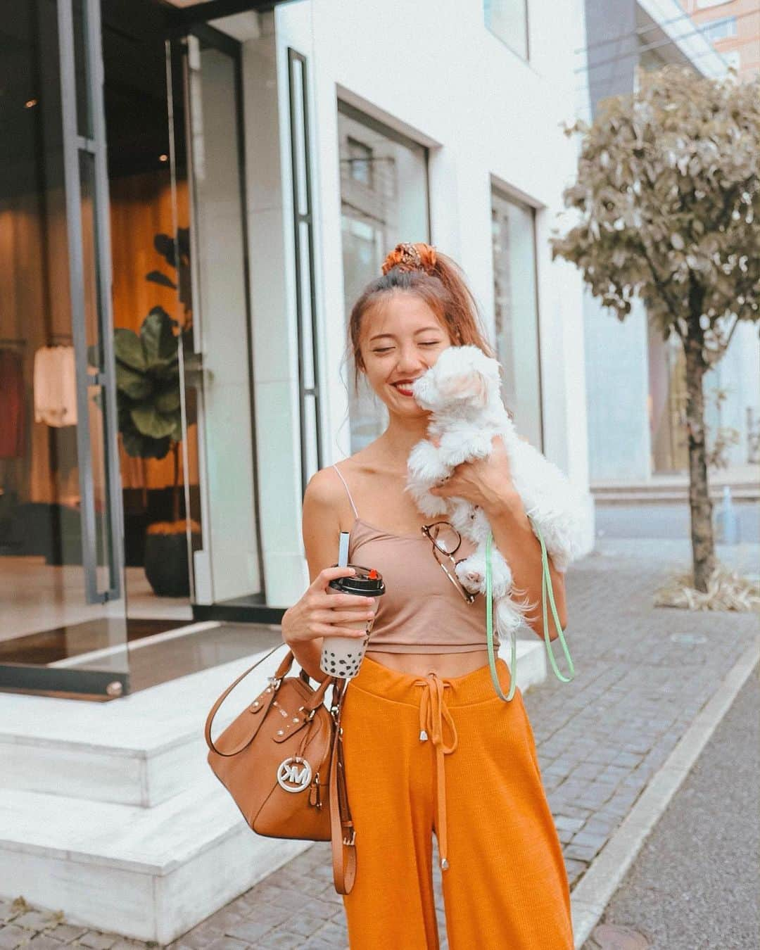 佐藤マクニッシュ怜子さんのインスタグラム写真 - (佐藤マクニッシュ怜子Instagram)「Saturday well spent with my babe 🧡👜 ‘ 今日は朝からブランチ行って表参道でショッピング行ってお肌のケアに、ラニも1日ついてきたんだけど、初めて表参道歩いてずっとキョロキョロしてた😂 街でばったりフォロワーさん達が声かけてくれてラニとお写真撮ってくれたり、みんなに可愛がってもらった1日でした🥺」9月21日 20時39分 - reikoofficial