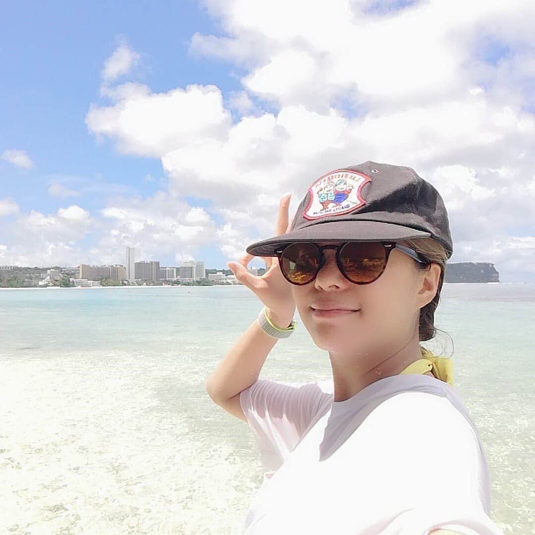 のインスタグラム：「人生初のスキューバーダイビングしてきましたー！スマホ置いて移動したから写真が1枚もなくて残念w 少し耳が痛かったけど海は綺麗だし魚いっぱいだし水の中で息できるってやべぇ〜と思った🥰  ぶらぶらしてたら現地の方ともたまたま仲良くなって、次の日ローカルな店にランチ連れてってもらったり！  近々また来たいなー♡  ただ酒事情がね。わりとビールしかなかったりで。 預けたりめんどいから手荷物のみで行きたくて、 #本搾り 持っていくの超我慢したけど。でもやっぱり次回からは絶対に手間かけてでもスーツケース入れて持って行く、、それくらい恋しくなった、、 ざっとおさらい。  1日目 SAILS BBQ→グアムといえばBBQということで、とりあえずBBQ🍖  Tagada Guam Amusement Park→友達に絶対楽しいって言われて乗った乗り物がゲロ楽しかった〜  2日目 Capricciosa→早くも肉に飽きてイタリアンにwとにかく量が多過ぎて死ぬかと思った  BIGサンセットディナークルーズ→小さい船に揺られながら船員がアゲアゲのテンションで盛り上げてくれた  Tagada Guam Amusement Park→楽しくてまた乗りに来たw  日本食堂 魚○本店→日本食というよりは日本の酒が恋しくなりレモンサワー飲みにw  3日目 レアレアスキューバーダイビング→人生初のスキューバーダイビングで水深10mくらいまで行った！圧でちょい耳痛くなるけど、楽しかった〜  Table35→名物のなす味噌サラダを食べに来たけど美味しい〜もちろん肉もハンバーガーも美味し！  Tumon Bay Lobster & Grill→安くステーキ食べたいならココ  Bistro-tei Yokozuna→とにかく品揃えが豊富。自家製コーヒー泡盛が美味しかった！  Globe Nightclub Guam→いちばん盛り上がってるクラブ。金曜だったからそれなりに混んでて楽しかった。ここで感動したのがウォッカソーダ！レモンとウォッカを毎度毎度シェイカーで振ってくれて、果肉がかなりいい感じに混じって更にキンキンに冷えるから最高に美味かった。クラブでいちいちこんなふうに手間かけて作ってくれるなんて本当に感動。高かったけど4杯くらいおかわりしちゃった〜♡ 4日目 Linda's Coffee Shop→仲良くなった現地の方に連れて行ってもらったお店^_^ なぜもっと早く行かなかったんだって後悔するくらい美味しかった！観光客にはそんなに深く知られてない穴場♡しかも24時間営業〜  #グアム」