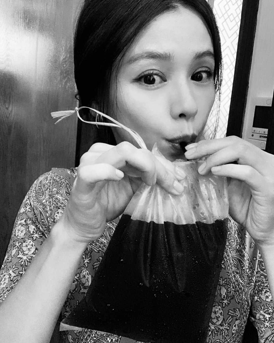 ビビアン・スーさんのインスタグラム写真 - (ビビアン・スーInstagram)「姊從凌晨3:30撐到現在，下午點了一杯黑咖啡，结果來了一包比臉還大包的🤣 #馬來西亞的黑咖啡也太大包了吧 #因為很划算所以感到很幸福 I am awake from 3:30 a.m. till now.... Ordered a cup of black coffee in the afternoon and they came with a bag bigger than my face🤣 #The black coffee in Malaysia is too big #feels so lucky 午前3時30分から今まで耐えてきて、午後はブラックコーヒーをお願いしたが、顔より大きな“コーヒー”がきました🤣 #マレーシアのブラックコーヒーは大きすぎるでしょう #おトクだから幸せ」9月21日 20時43分 - vivianhsu.ironv