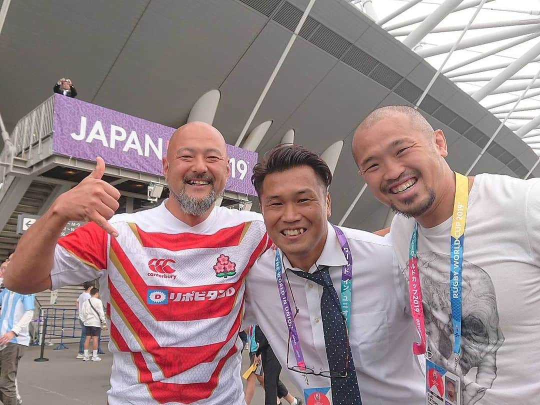 大西将太郎さんのインスタグラム写真 - (大西将太郎Instagram)「解説の仕事も始まりました。 🇫🇷フランスvsアルゼンチン🇦🇷 やはり死闘。What a Battle!! 両チームにとって絶対に落とせない試合は決勝のようでした。横浜にばかり人が集まるイメージでしたが、心配無用。 超満員でした。昨日とまた違った雰囲気でどちらかと言うと自分が出たフランス大会に近い感じだった。同じ大会でも対戦カードで雰囲気が変わるのも面白いな。フランスでテストマッチを見てるみたいだったね。 そしてこちらも心配無用、スポーツの魅力をたくさん伝えてくださる山本アナ。たくさん助けていただきました。ありがとうございます😊  スーパーサタデー！ 3試合ともすごい試合で、もうクタクタですね。  ありがとうございました。  横ではシェーンが解説してたよ^_^ 試合前にはとみおちゃんとヤッツにも会えて最高！！ #rugbyworldcup2019」9月21日 20時56分 - shotaro12