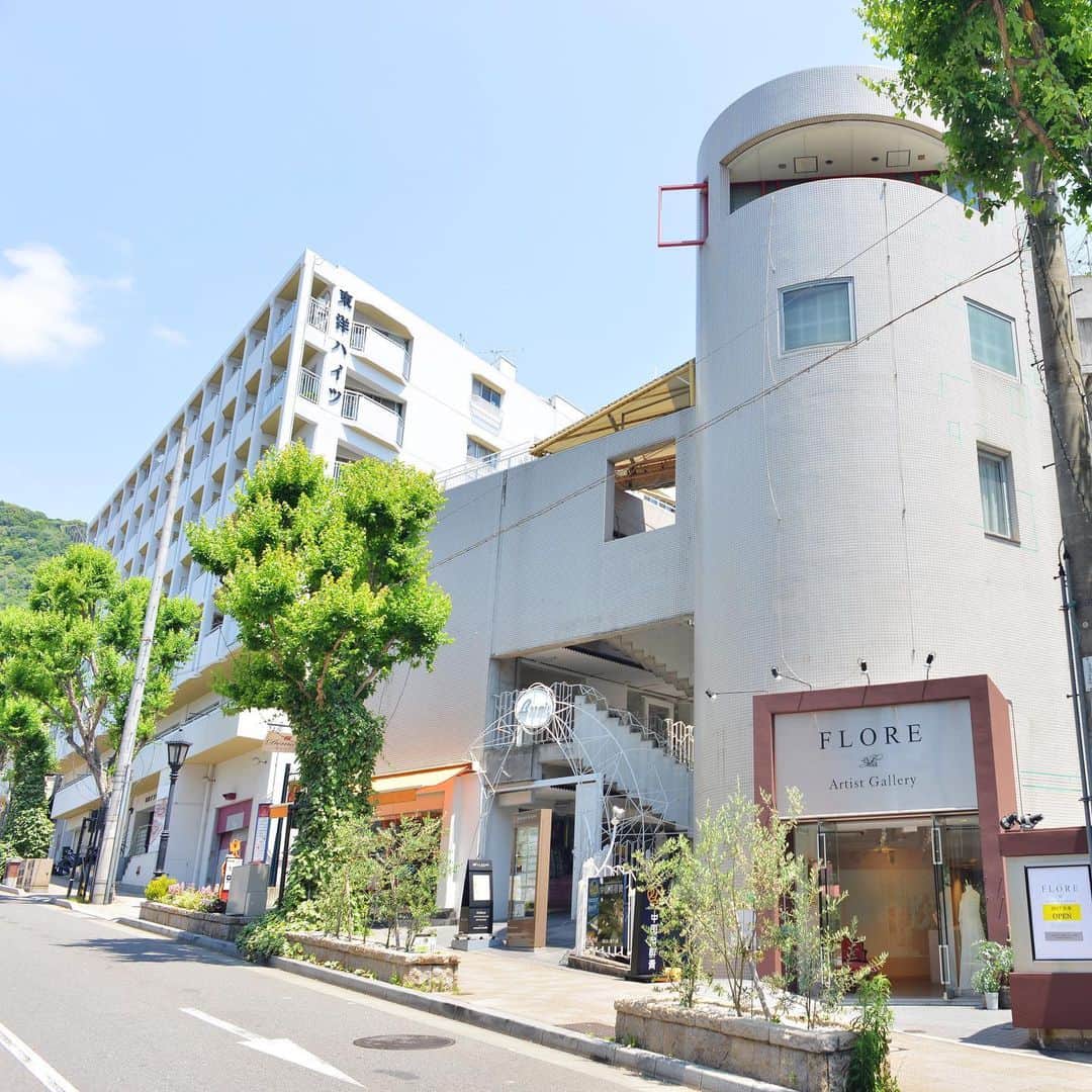 古賀陽子のインスタグラム：「【お知らせ】 テレビ取材のため、1日限定で神戸北野のギャラリーにて作品を展示・公開します！  新作の展示はありませんが、大丸心斎橋店やART OSAKAで発表した作品を違う空間でご覧いただける機会となっておりますので、是非ご高覧ください😊 ・ 📆10月1日(火)11時〜17時 🏢FLORE Artist Gallery @floreartistgallery  神戸市中央区山本通 1－7－9ブーミン北野  1F 🚃阪急電鉄三宮駅・JR 三ノ宮駅 東出口→徒歩８分、阪神電鉄三宮西出口→徒歩５分、東海道新幹線新神戸駅→車５分  #芸術の秋 #ギャラリー巡り  #北野坂 #個展 #exhibition #ギャラリー #画廊 #アート #art #画家 #artist #古賀陽子 #yokokoga #油絵 #肖像画 #絵 #painter #人物画 #artstagram #gallery #portraitpainting #portraitartist #portrait #アーティスト #artwork #アート好きな人と繋がりたい  #神戸」