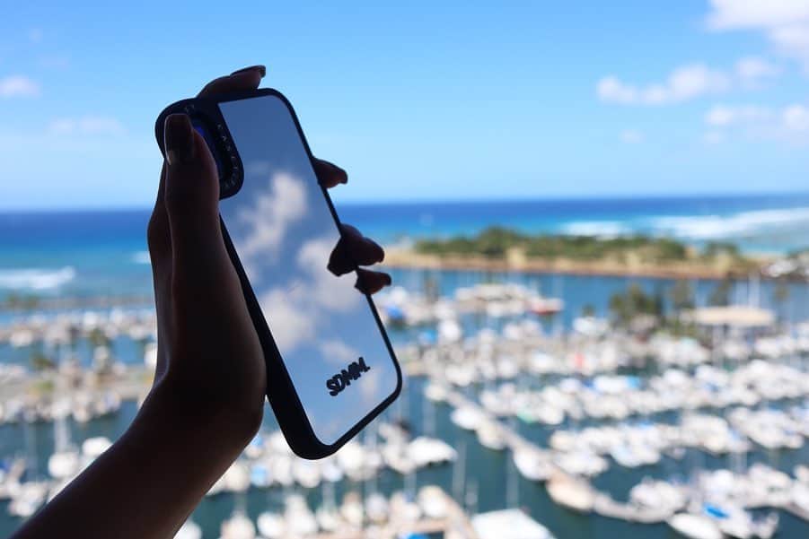 のインスタグラム：「NEW iPhone case🐬﻿ ﻿ @CASETiFY のミラーケース💗﻿ ﻿ 景色写すと可愛いー🥰﻿ ﻿ さりげないさだもも主張🍑﻿ ﻿ 新しいiPhoneもでたね！﻿ どうなんだろう🙃？？﻿ ﻿ @CASETiFY_jp﻿ ﻿ ﻿ #CASETiFY#casetifyミラーケース#ハワイ #hawaii#honolulu#StateYourCase#iPhoneケース」