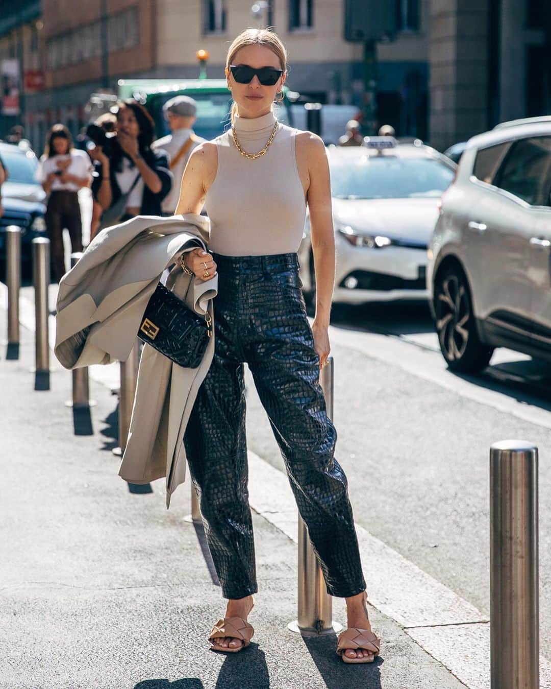 ペニーレ・タイスベックのインスタグラム：「Swipe for mood and stunner coat details  Photo by @styledumonde」