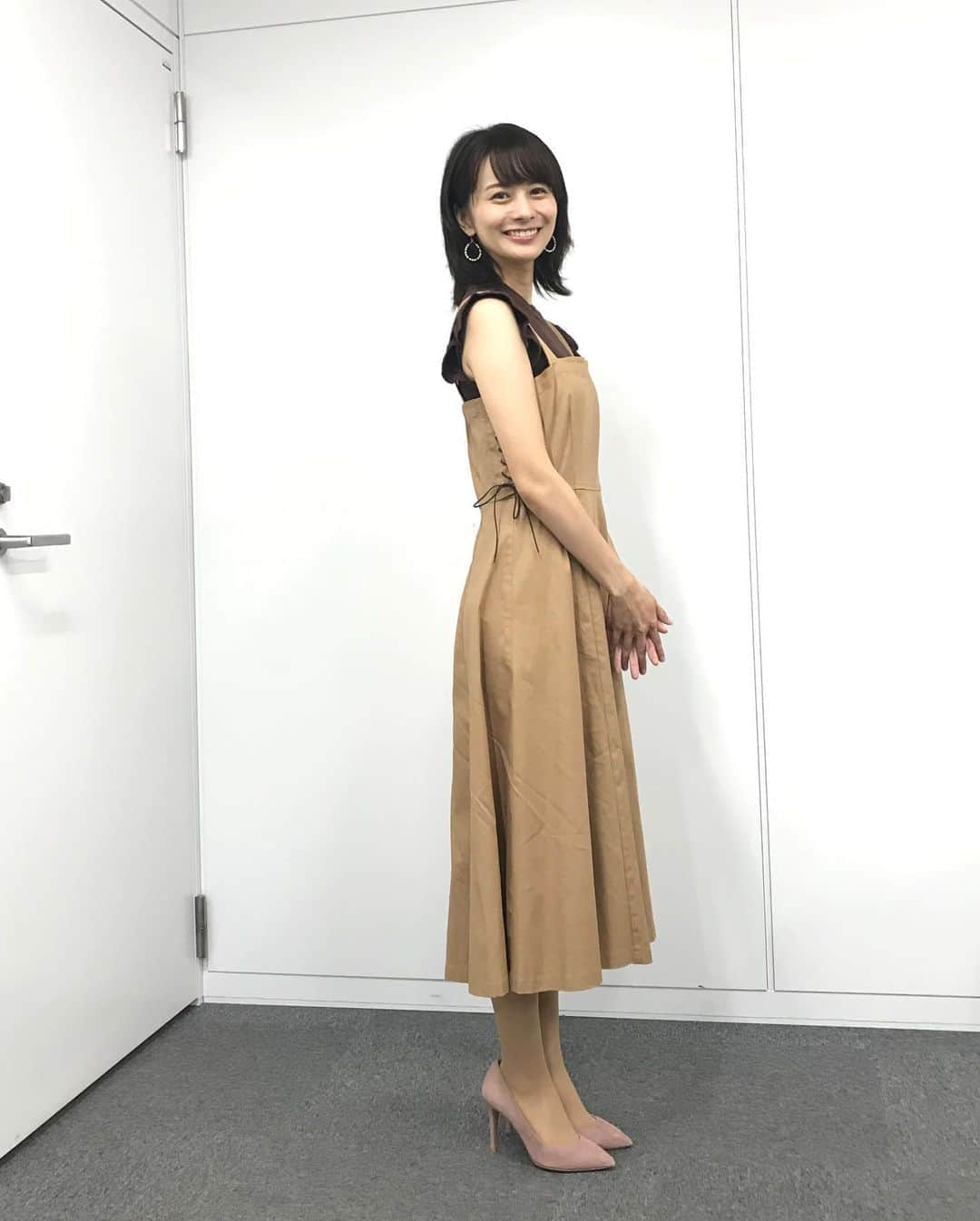 高見侑里さんのインスタグラム写真 - (高見侑里Instagram)「◡̈♥︎ バースデーガールの秋ちゃんと、後ろに映り込むとっても楽しそうな板津さんと私☺︎ 今日も番組をご覧くださった皆さまありがとうございます🏇 #秋ちゃんのお誕生日は秋分の日 #一足早くおめでとう🎂 * トップス＆ワンピース…#RD パンプス…#DIANA」9月21日 20時50分 - yuri_takami_official