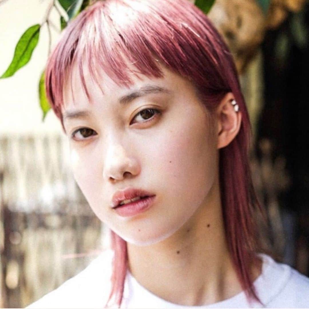 のインスタグラム：「肌馴染みの良いカラーリングと、とことんタイトなシルエット。 絶妙なコンビネーションが彼女の儚げな雰囲気にぴったりはまってる。 究極のナチュラル。  #hcj#instahair#hairstyle#HAIRCUT #haircut #サロンモデル  #HAIR#美容師#フォロー#instagood#✂️#イメチェン#ハイトーンカラー  @hair_catalog_jp  HURRAH AND THINGS @hurrah_and_things  Saki Nakajima @na_ka_sa_ki」