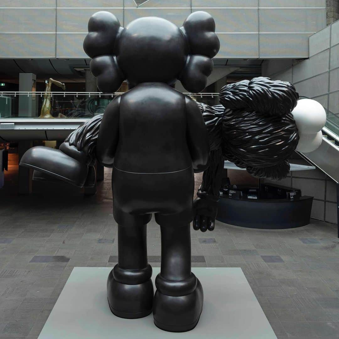 KAWSONEさんのインスタグラム写真 - (KAWSONEInstagram)「GONE, 2019. Commissioned by the National Gallery of Victoria. #KAWSNGV #KAWS #bronze Photo: @jontywilde」9月21日 20時50分 - kaws