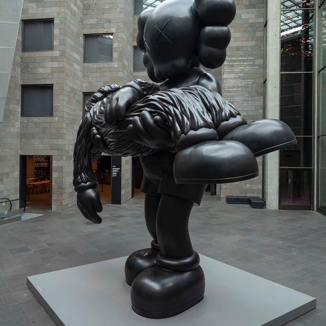 KAWSONEさんのインスタグラム写真 - (KAWSONEInstagram)「GONE, 2019. Commissioned by the National Gallery of Victoria. #KAWSNGV #KAWS #bronze Photo: @jontywilde」9月21日 20時50分 - kaws