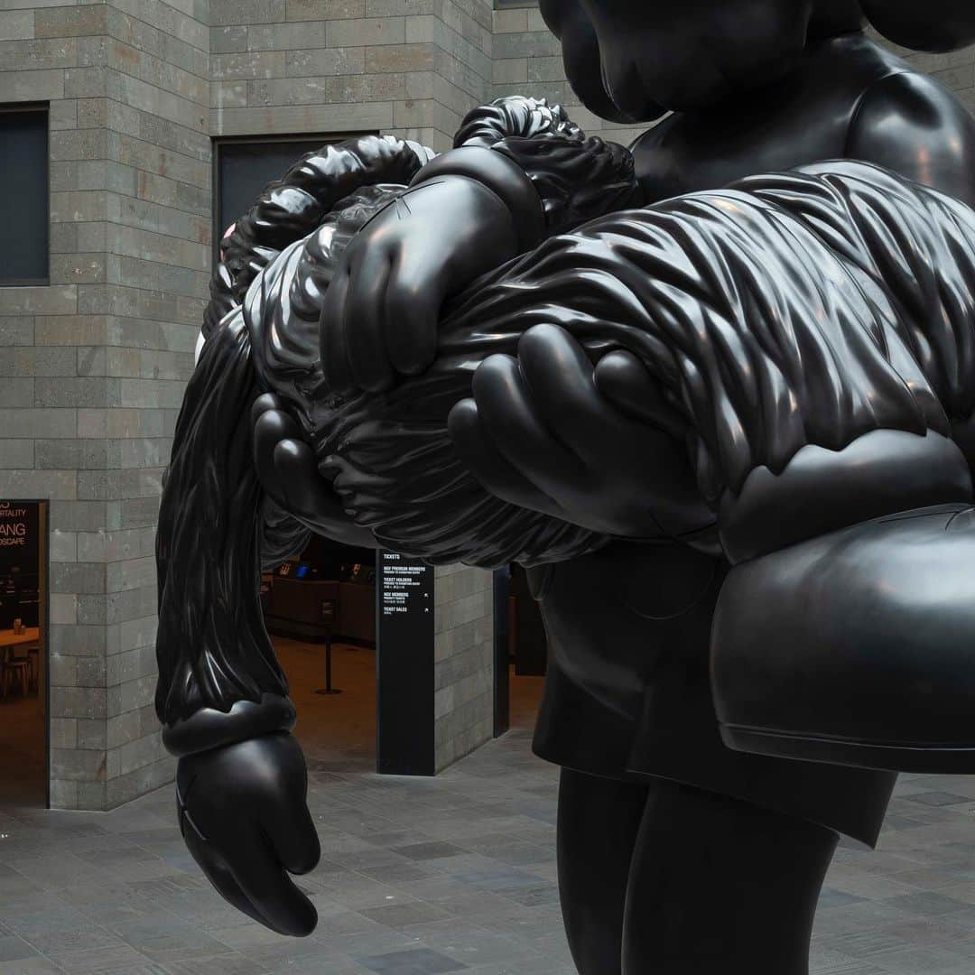 KAWSONEさんのインスタグラム写真 - (KAWSONEInstagram)「GONE, 2019. Commissioned by the National Gallery of Victoria. #KAWSNGV #KAWS #bronze Photo: @jontywilde」9月21日 20時50分 - kaws