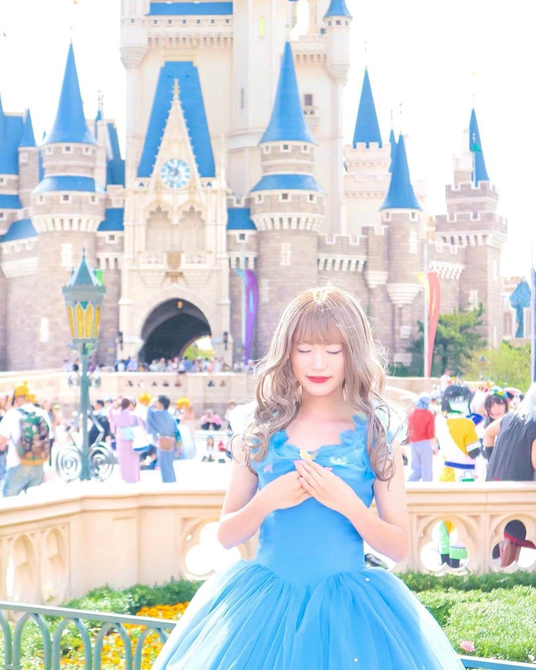 のインスタグラム：「ㅤ ㅤ ド顔面お許しください🙇‍♂️💔 ㅤ ㅤ ㅤ まながこだわって ふわふわな感じで撮ってくれた これまたお気に入りの1枚🦋💎 ㅤ ㅤㅤㅤㅤ この格好してるとやっぱり お城前で撮りたくなるよねぇ🏰💙 ㅤ ちなみにこのポーズは キャストさんが教えてくれた、 想いにふけるポーズ🥺✨✨✨ ( プリンセスは想いにふけりがちなので このポーズをしましょう♡って🤣💗笑 ) ㅤ ㅤ ㅤㅤㅤ ㅤ ㅤ ㅤ ㅤ ㅤ #kana_disney #kana_halloween ㅤㅤ ㅤ ㅤ #パンセルコ #penseeruco #東京ディズニーランド #ディズニーランド #東京ディズニーリゾート #dハロ #ディズニーハロウィン #ディズニーハロウィーン #ディズニーハロウィン2019 #仮装 #仮装ディズニー #ディズニープリンセス #シンデレラ #実写シンデレラ #シンデレラ城 #tokyodisneyland #tdl #tokyodisneyresort #tdr #disneyhalloween #disneyprincess #cinderella」