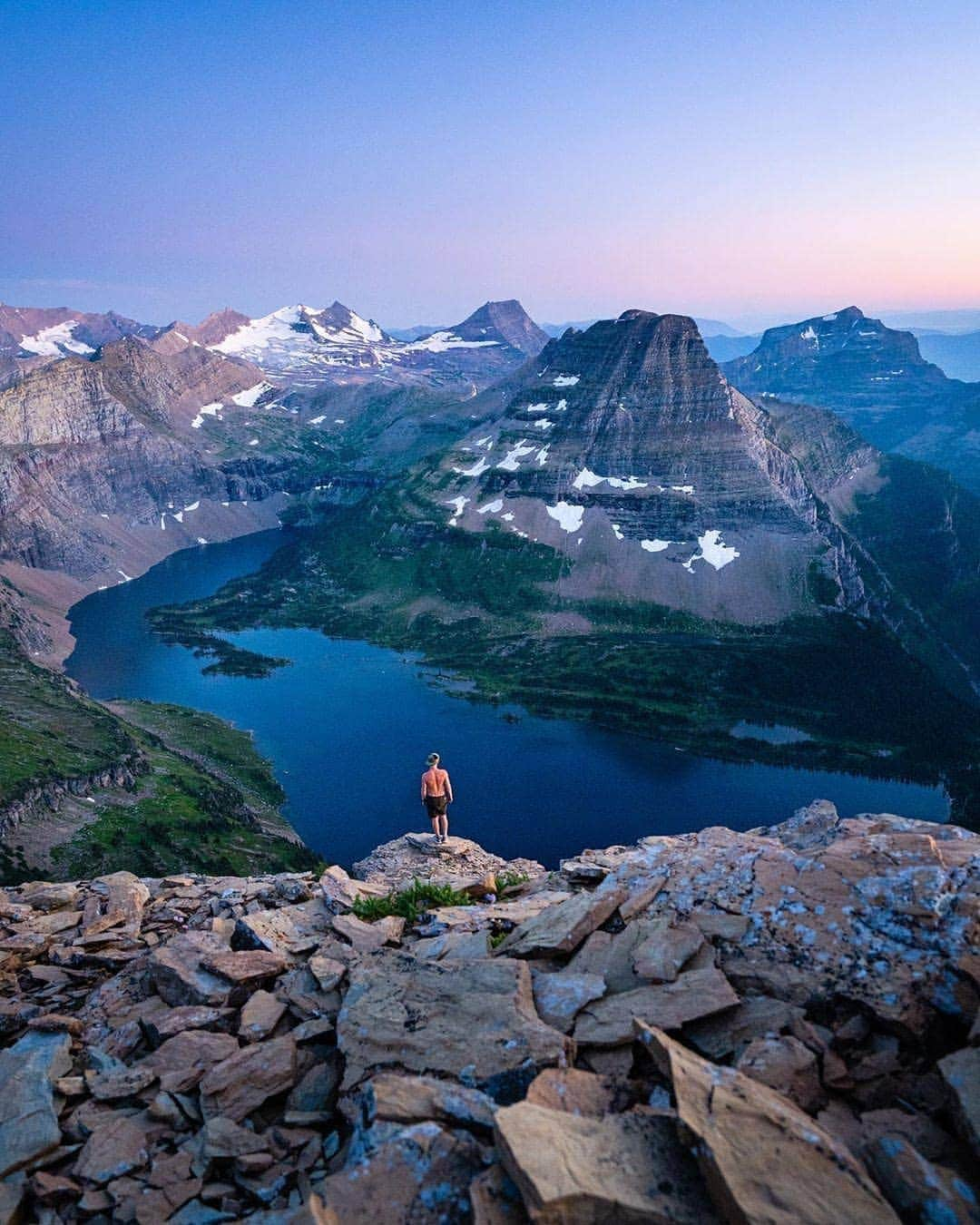 BEAUTIFUL DESTINATIONSさんのインスタグラム写真 - (BEAUTIFUL DESTINATIONSInstagram)「Considered the "Crown of the Continent," Glacier National Park does love to show off 😍. It is easy to get swept away by the beautiful park landscapes. Have you ever visited Glacier National Park? (📷: @travisburkephotography 📍: Glacier National Park, #Montana)」9月21日 21時03分 - beautifuldestinations