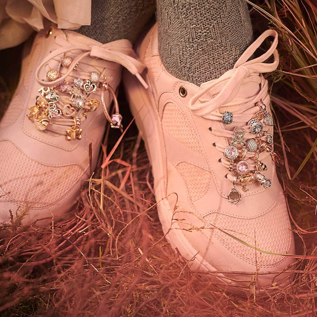 PANDORAさんのインスタグラム写真 - (PANDORAInstagram)「Put your best foot forward and give your favourite pair of sneakers an instant style lift by adding charms to the shoelaces. Would you try this trend? #WhatDoYouLove #Styletips #PandoraCharm」9月21日 21時03分 - theofficialpandora