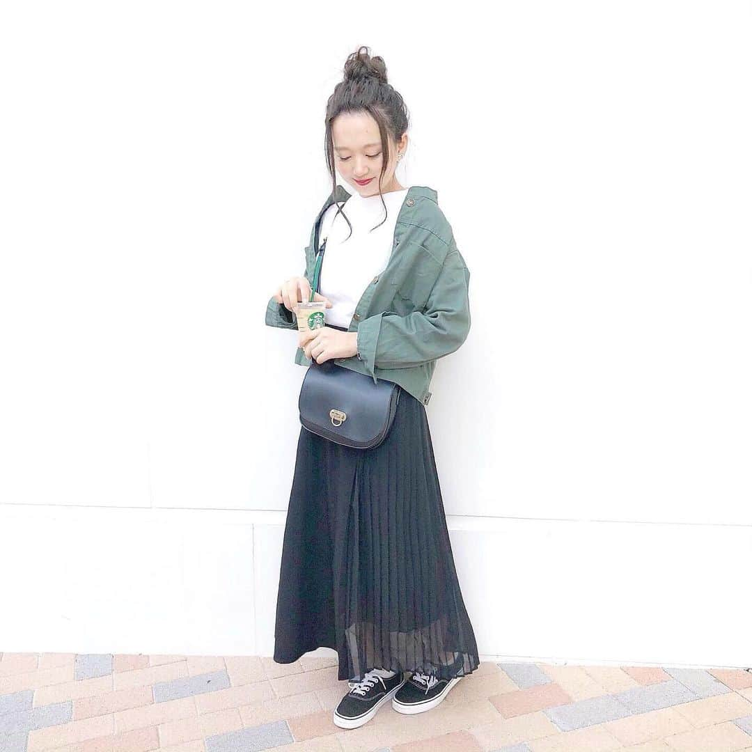 haruさんのインスタグラム写真 - (haruInstagram)「ㅤㅤㅤㅤㅤㅤㅤㅤㅤㅤㅤㅤㅤ ㅤㅤㅤㅤㅤㅤㅤㅤㅤㅤㅤㅤㅤ ㅤㅤㅤㅤㅤㅤㅤㅤㅤㅤㅤㅤㅤ #ootd ㅤㅤㅤㅤㅤㅤㅤㅤㅤㅤㅤㅤㅤ 雨で画質悪くなってしまったけど 少し前のコーデです﻿ ( ´;ω;` )🧡 ㅤㅤㅤㅤㅤㅤㅤㅤㅤㅤㅤㅤㅤ 上下GUでプチプラ☺💕 夜が少し肌寒かったので 薄手のジャケットを + ！ ㅤㅤㅤㅤㅤㅤㅤㅤㅤㅤㅤㅤㅤ このスカート買いました！て方がたくさんいたので また着回しコーデも載せていきたいと思います🥺❤️ ㅤㅤㅤㅤㅤㅤㅤㅤㅤㅤㅤㅤㅤ いつも見てくださりありがとうございます（ ; ; ）💓 ㅤㅤㅤㅤㅤㅤㅤㅤㅤㅤㅤㅤㅤ ㅤㅤㅤㅤㅤㅤㅤㅤㅤㅤㅤㅤㅤ ❤︎ tops : #GU ¥1490 + tax  Sサイズ ❤︎ skirt : #GU ¥1990 + tax  Sサイズ ❤︎ outer : #fifth ¥3590  Mサイズ ❤︎ bag : #editsheen ¥6590  ㅤㅤㅤㅤㅤㅤㅤㅤㅤㅤㅤㅤㅤ ㅤㅤㅤㅤㅤㅤㅤㅤㅤㅤㅤㅤㅤ 明日は🐻さんとの写真載せようかな(*´˘`*)💗 ㅤㅤㅤㅤㅤㅤㅤㅤㅤㅤㅤㅤㅤ ㅤㅤㅤㅤㅤㅤㅤㅤㅤㅤㅤㅤㅤ #fifthtl#フィフス#ミリタリーノーカラージャケット #プチプラ#低身長コーデ#カジュアルコーデ#スカートコーデ#リングモチーフフラップポシェット #エディットシーン #bag #ショルダーバッグ#バッグ  #アウター @fifth_store @editsheen_store  #harucd ㅤㅤㅤㅤㅤㅤㅤㅤㅤㅤㅤㅤㅤ」9月21日 20時59分 - __haru3