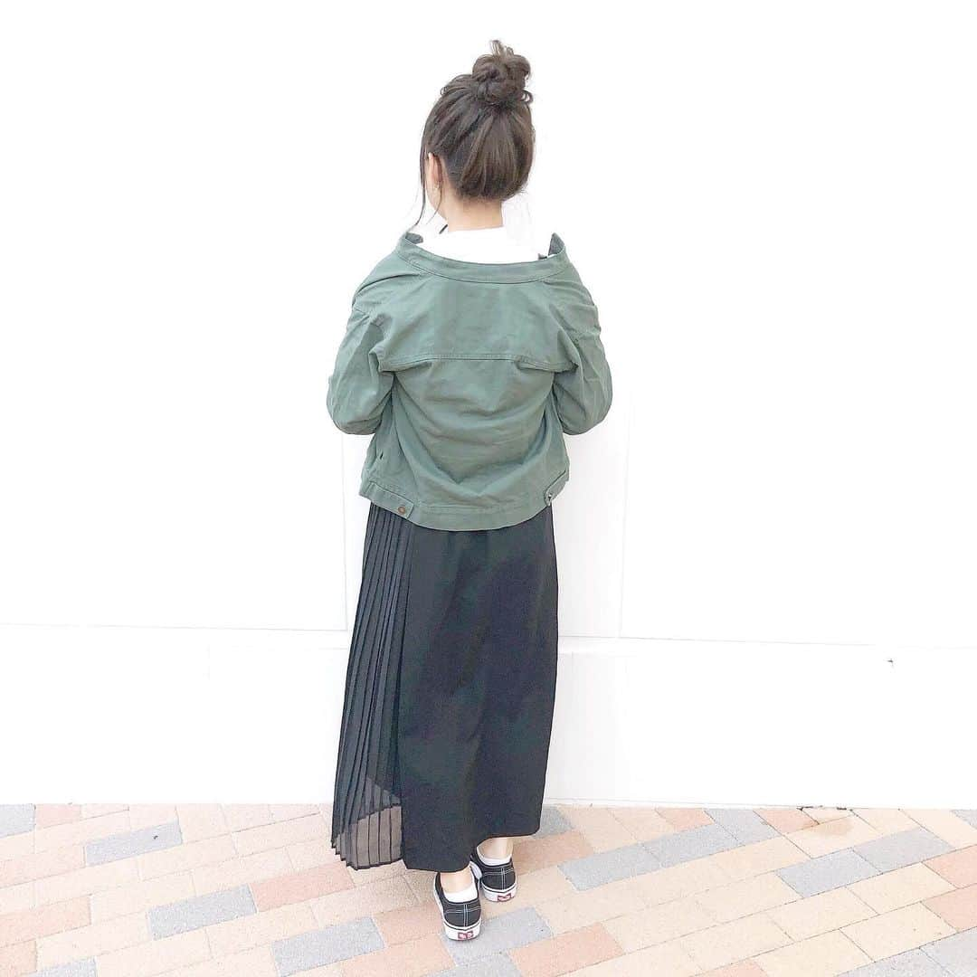 haruさんのインスタグラム写真 - (haruInstagram)「ㅤㅤㅤㅤㅤㅤㅤㅤㅤㅤㅤㅤㅤ ㅤㅤㅤㅤㅤㅤㅤㅤㅤㅤㅤㅤㅤ ㅤㅤㅤㅤㅤㅤㅤㅤㅤㅤㅤㅤㅤ #ootd ㅤㅤㅤㅤㅤㅤㅤㅤㅤㅤㅤㅤㅤ 雨で画質悪くなってしまったけど 少し前のコーデです﻿ ( ´;ω;` )🧡 ㅤㅤㅤㅤㅤㅤㅤㅤㅤㅤㅤㅤㅤ 上下GUでプチプラ☺💕 夜が少し肌寒かったので 薄手のジャケットを + ！ ㅤㅤㅤㅤㅤㅤㅤㅤㅤㅤㅤㅤㅤ このスカート買いました！て方がたくさんいたので また着回しコーデも載せていきたいと思います🥺❤️ ㅤㅤㅤㅤㅤㅤㅤㅤㅤㅤㅤㅤㅤ いつも見てくださりありがとうございます（ ; ; ）💓 ㅤㅤㅤㅤㅤㅤㅤㅤㅤㅤㅤㅤㅤ ㅤㅤㅤㅤㅤㅤㅤㅤㅤㅤㅤㅤㅤ ❤︎ tops : #GU ¥1490 + tax  Sサイズ ❤︎ skirt : #GU ¥1990 + tax  Sサイズ ❤︎ outer : #fifth ¥3590  Mサイズ ❤︎ bag : #editsheen ¥6590  ㅤㅤㅤㅤㅤㅤㅤㅤㅤㅤㅤㅤㅤ ㅤㅤㅤㅤㅤㅤㅤㅤㅤㅤㅤㅤㅤ 明日は🐻さんとの写真載せようかな(*´˘`*)💗 ㅤㅤㅤㅤㅤㅤㅤㅤㅤㅤㅤㅤㅤ ㅤㅤㅤㅤㅤㅤㅤㅤㅤㅤㅤㅤㅤ #fifthtl#フィフス#ミリタリーノーカラージャケット #プチプラ#低身長コーデ#カジュアルコーデ#スカートコーデ#リングモチーフフラップポシェット #エディットシーン #bag #ショルダーバッグ#バッグ  #アウター @fifth_store @editsheen_store  #harucd ㅤㅤㅤㅤㅤㅤㅤㅤㅤㅤㅤㅤㅤ」9月21日 20時59分 - __haru3